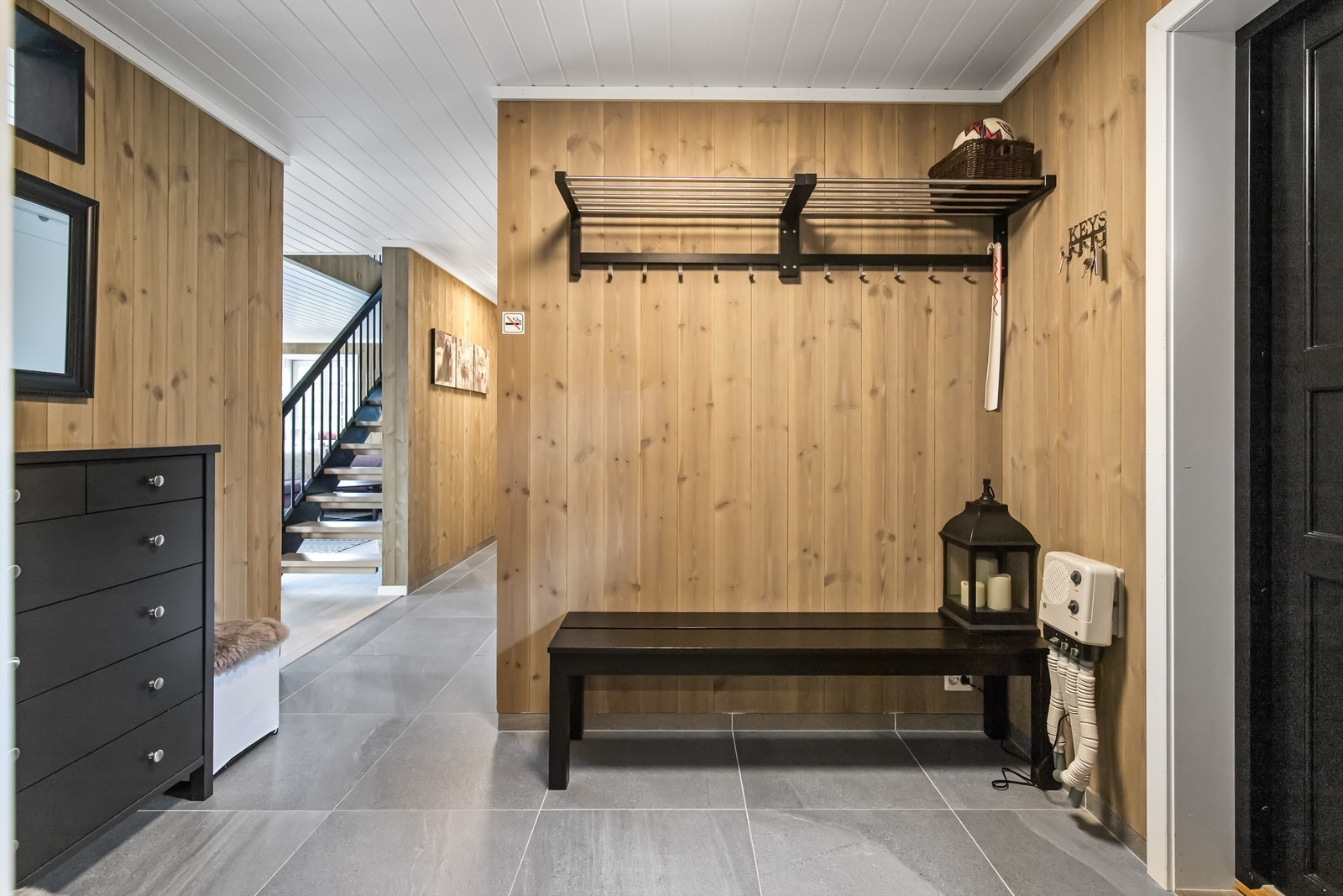 Hall med fliser og varmekabler. Galleribilde