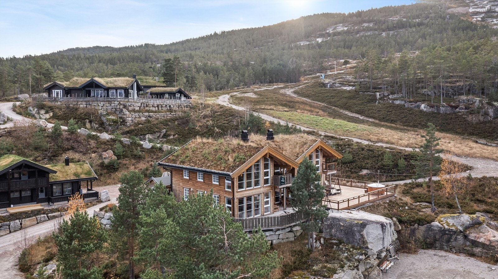 Hytten ligger i umiddelbar nærhet til alpinbakken, en utfordrende tur oppover om sommeren Galleribilde