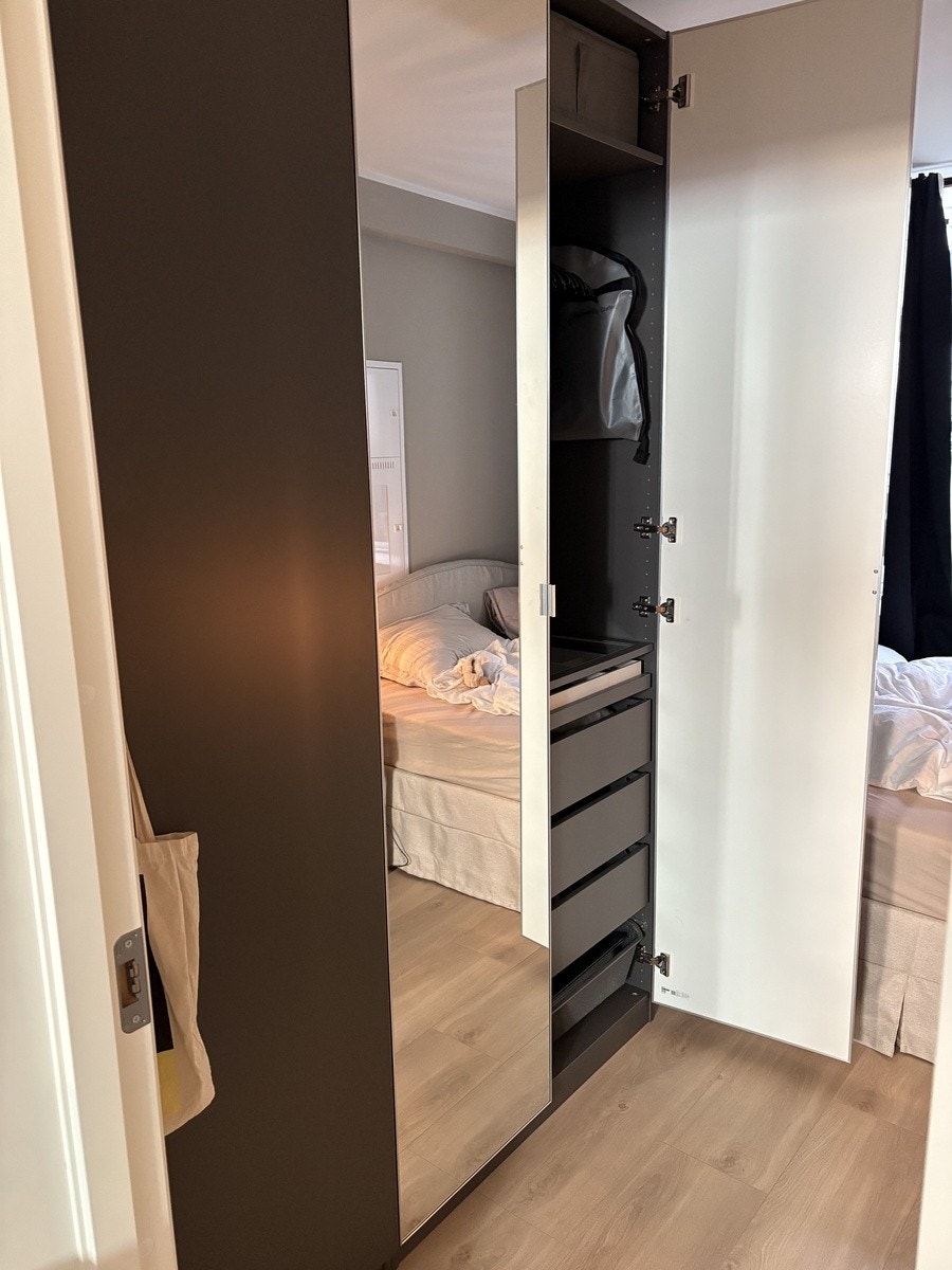 Stort garderobeskap Galleribilde