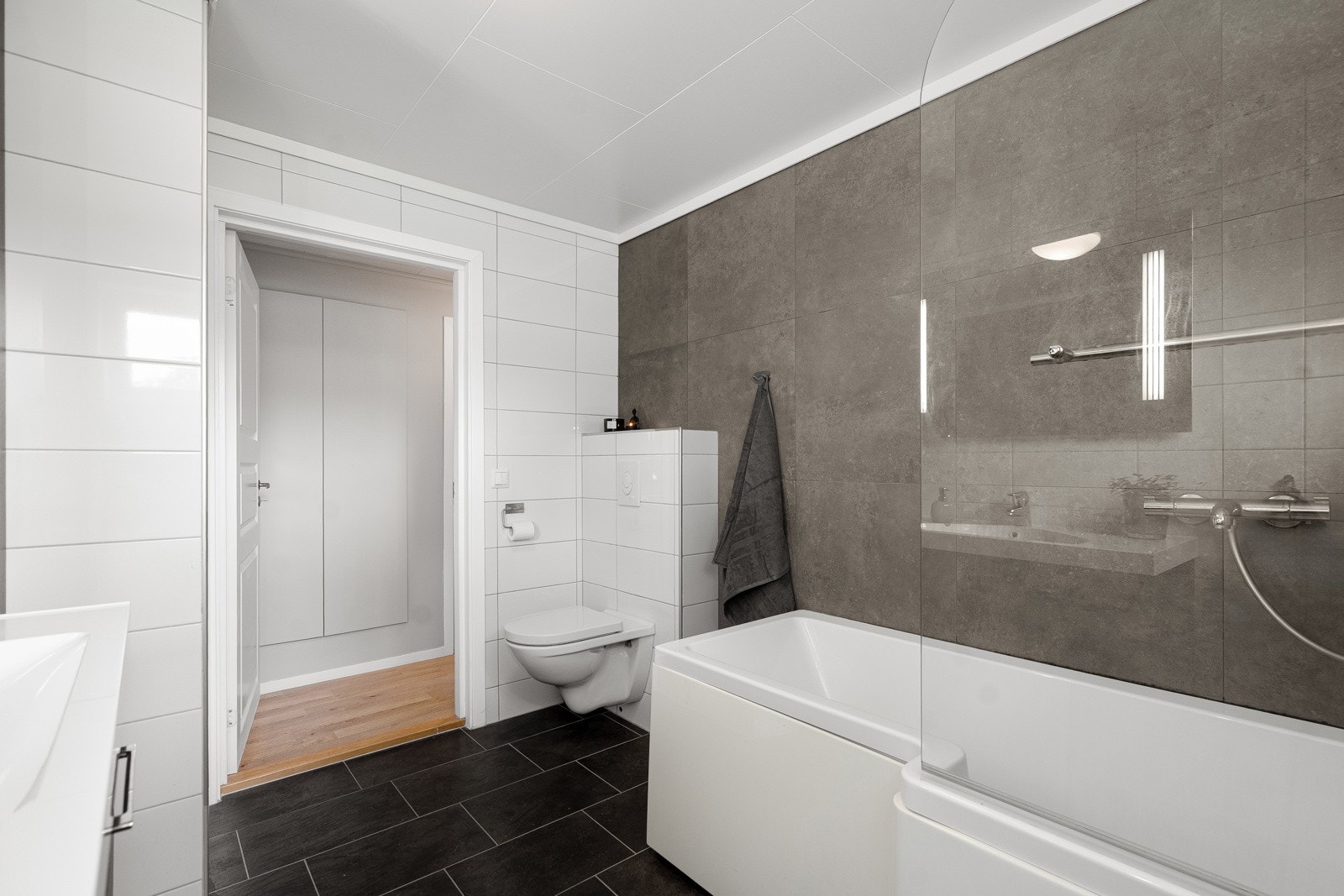 Badet er moderne innredet med flotte fargekombinasjoner Galleribilde