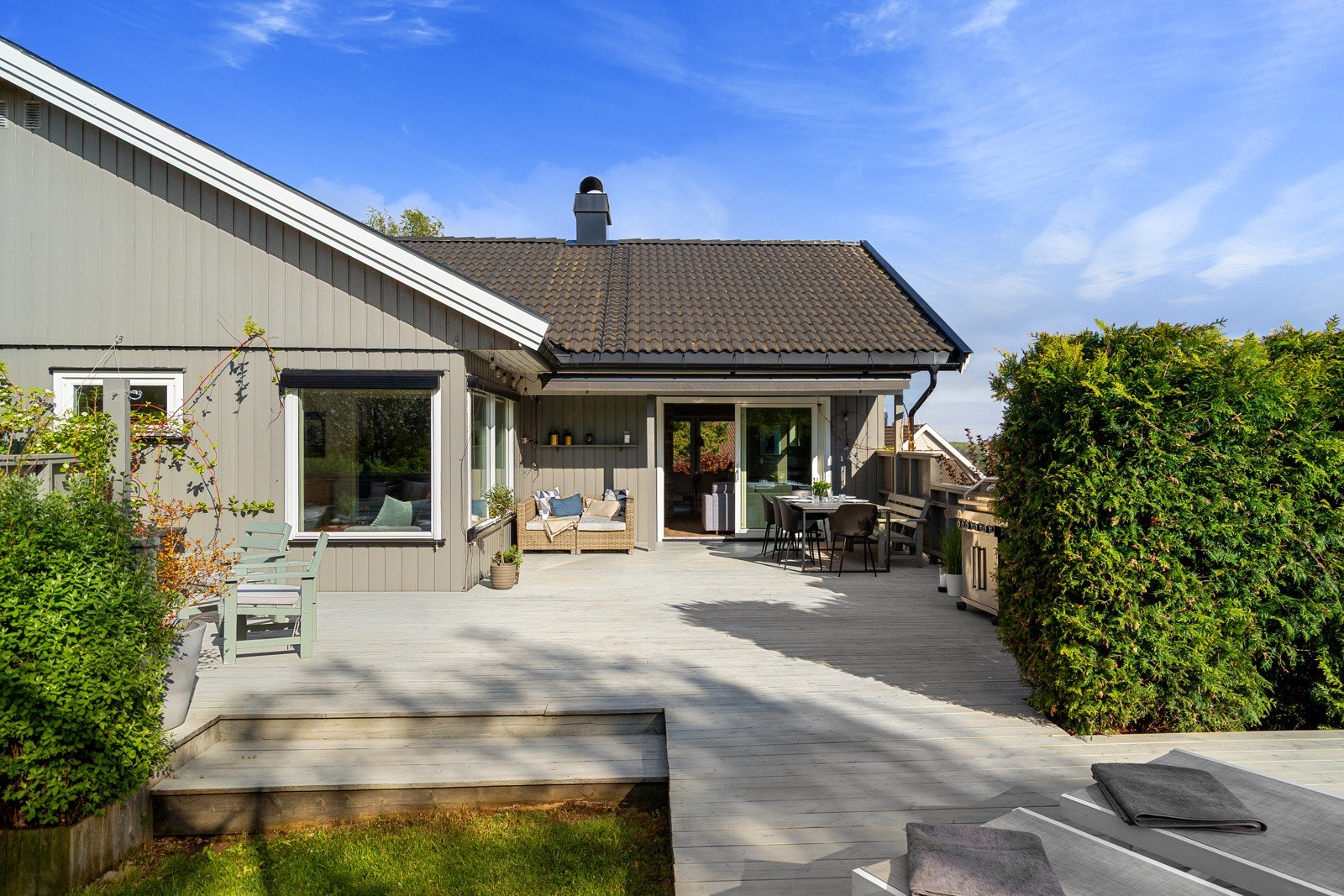 Meget solrik og skjermet terrasse Galleribilde