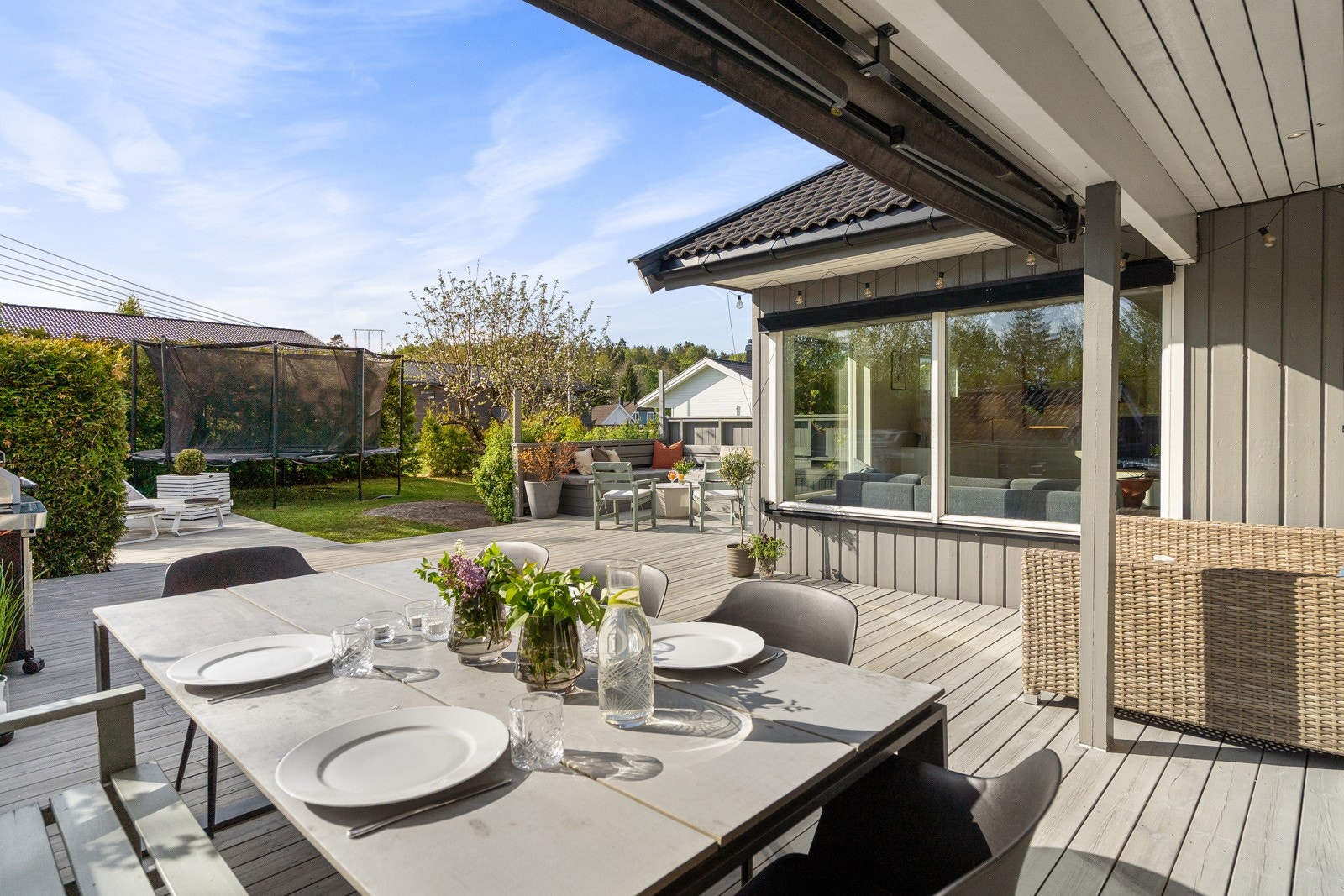 Markise som skjermer for solen inn i stuen Galleribilde
