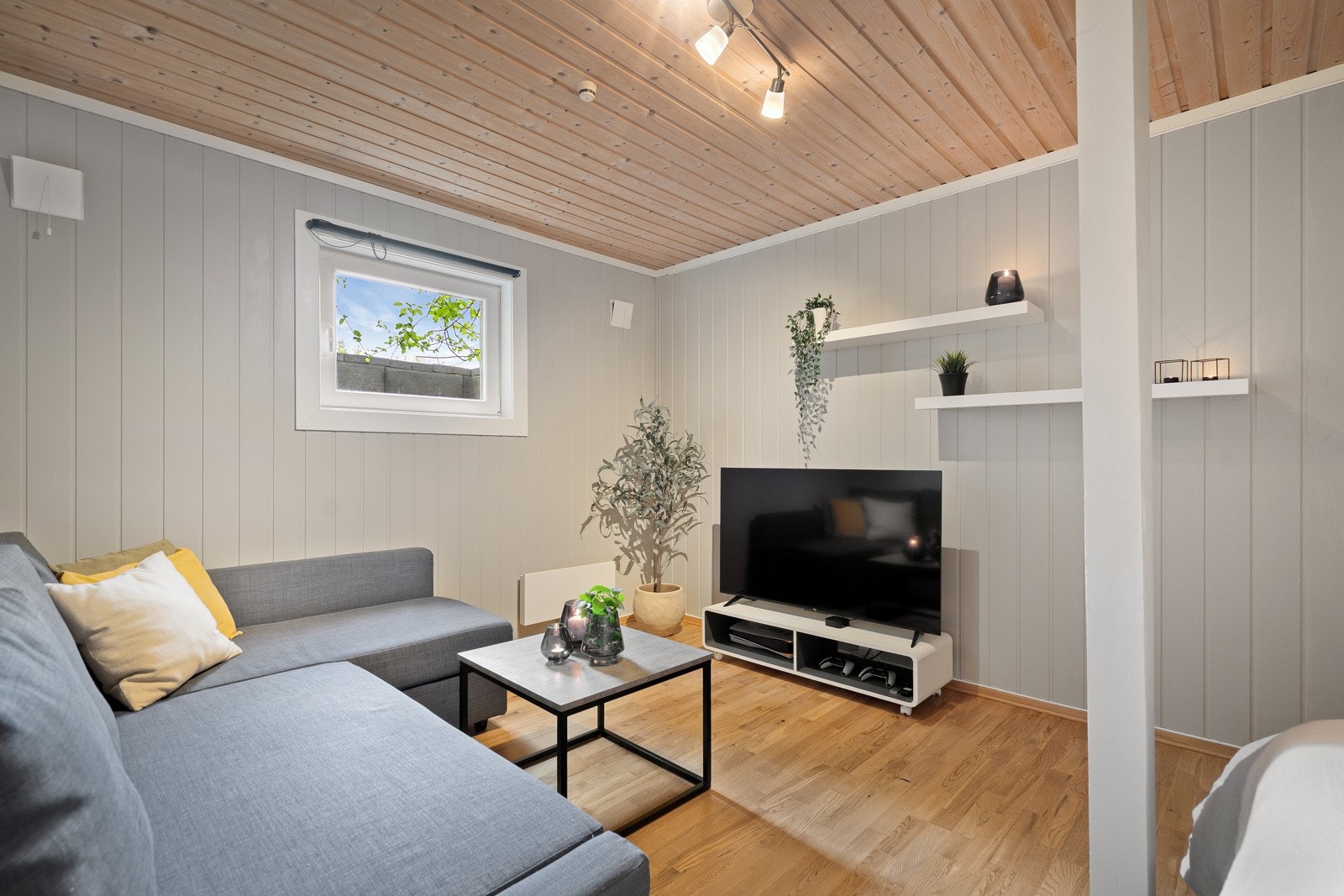 Flott oppusset rom med god plass til sofagruppe og evt senger Galleribilde