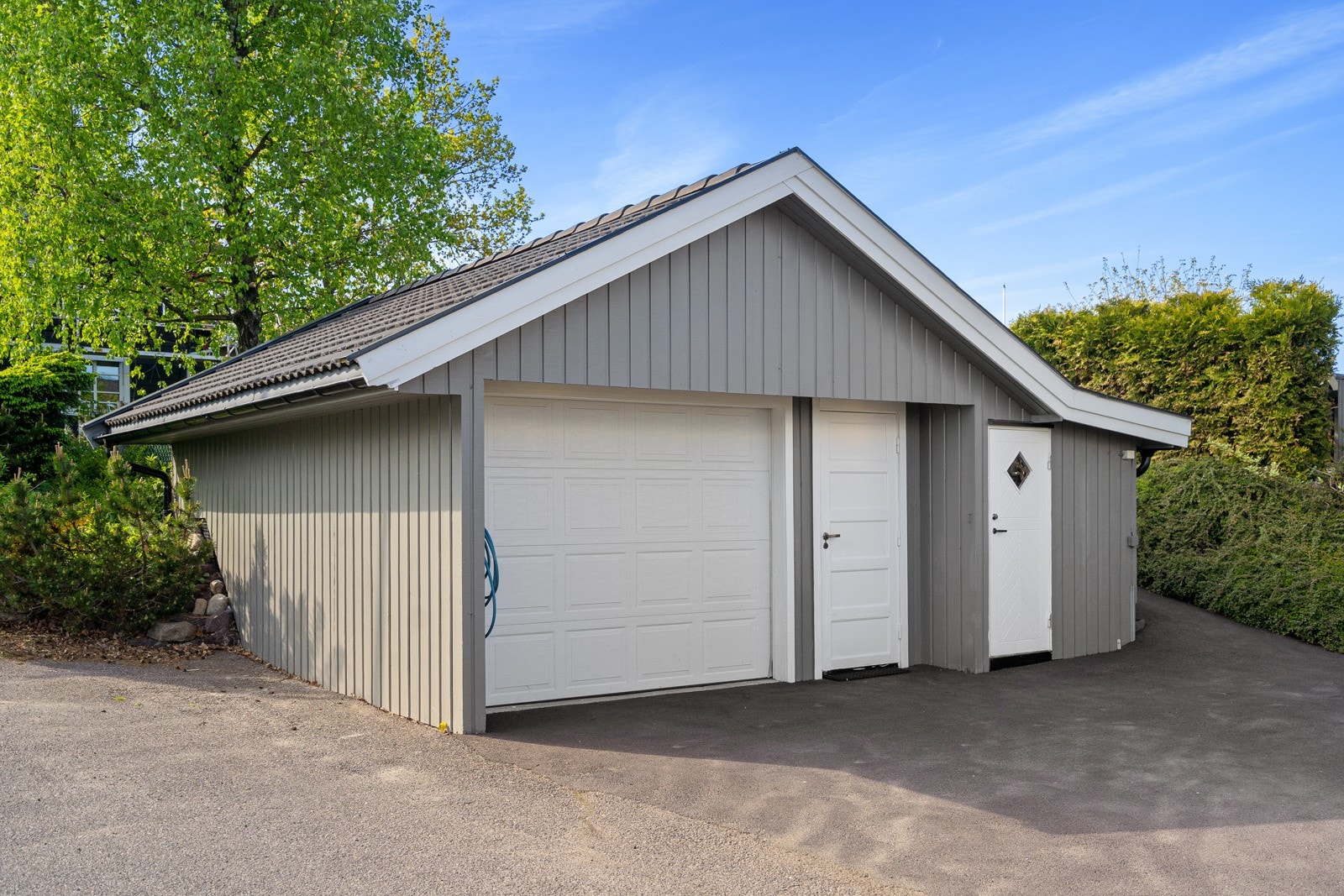 Garasje med elbil lader Galleribilde