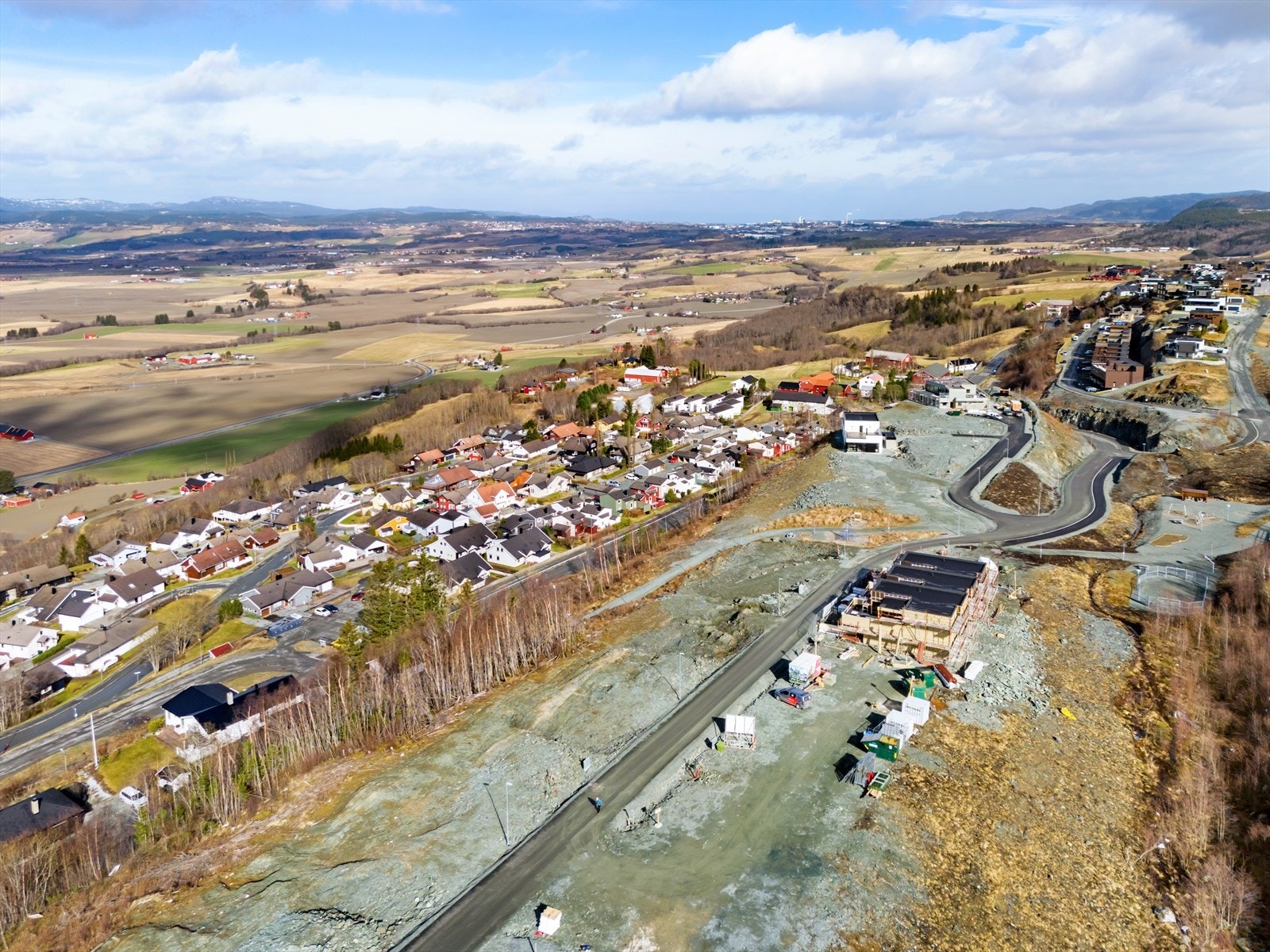 Furuhaugen - Løvset - et helt nytt boligområdet på Melhus. Området har en meget attraktiv beliggenhet og bl.a. vil det etableres eneboliger, tomannsboliger og rekkehus i feltet. Galleribilde