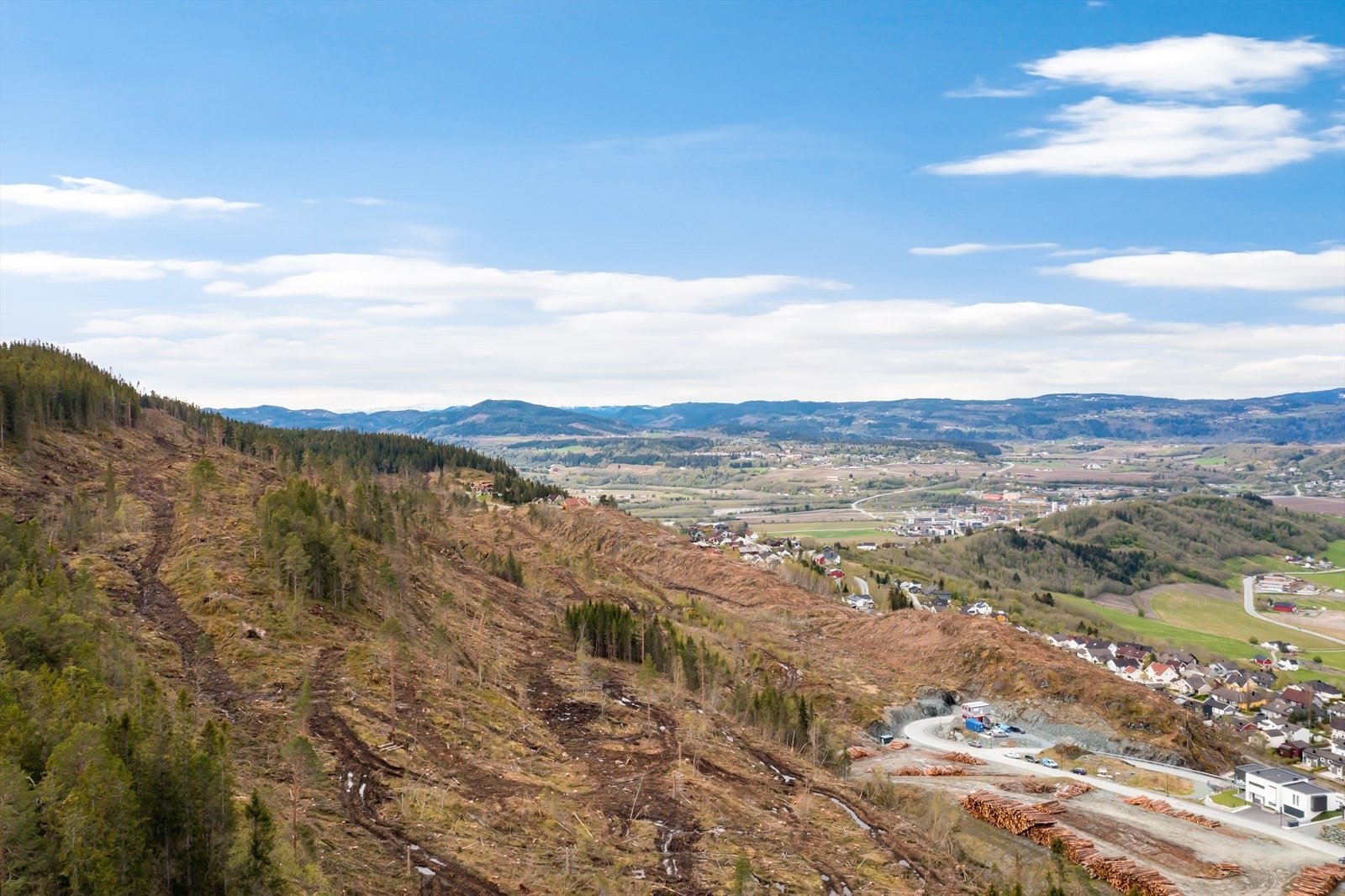 Det er også kort vei til Melhus sentrum (ca. 3 km), der en finner de aller fleste fasiliteter og servicetilbud. Galleribilde