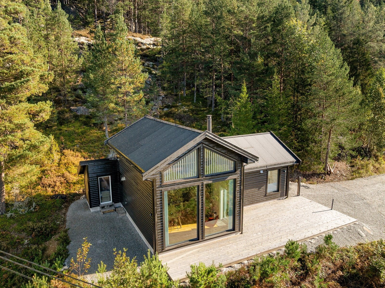 Eiendommen ligger i et rolig hyttefelt i Nissedal kommune, med fin utsikt mot Nisser. Galleribilde