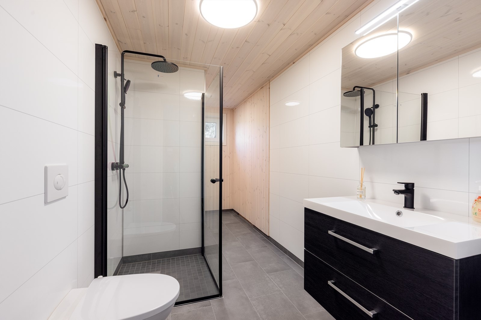 Hytta har et pent, todelt bad med flis på gulv og panel/baderomsplater på vegg. Badet ble ferdigstilt i 2025, og fremstår som nytt. Galleribilde