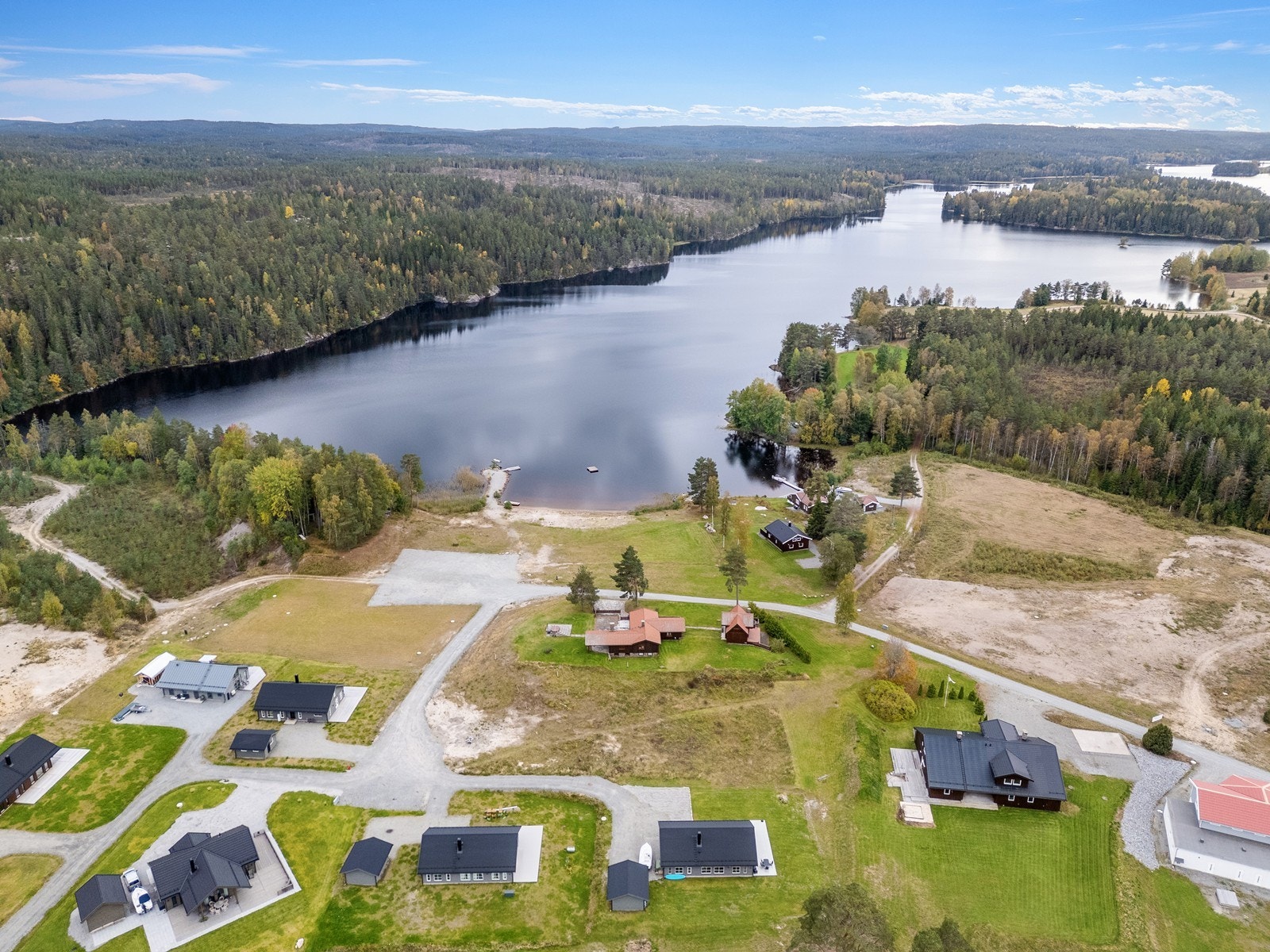 Området er kjent som et sykkeleldorado på skogsbilveier (med bom) og milevis med skiløyper og skøyteis i nærområdet. Galleribilde