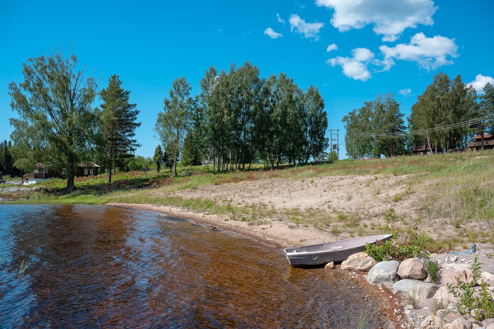 Flott kulturlandskap med milevide skogsområder omkranser sjøen, noe som gir idylliske tur- og rekreasjonsområder på helårsbasis. Galleribilde