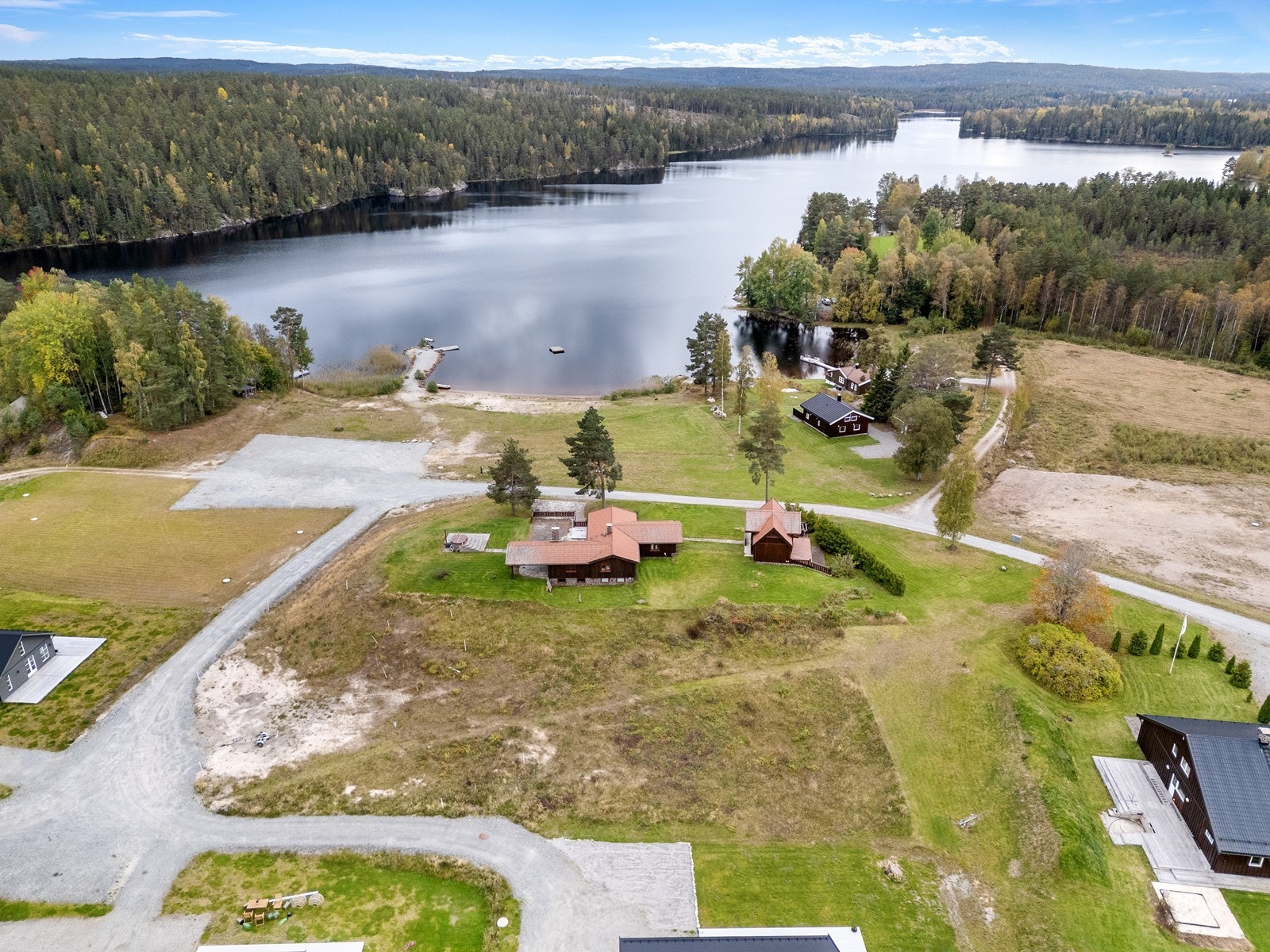 Omkranset av vakre omgivelser og utsikt mot Mjermen ligger alt til rette for stor trivsel i din fremtidige hyttedrøm. Galleribilde
