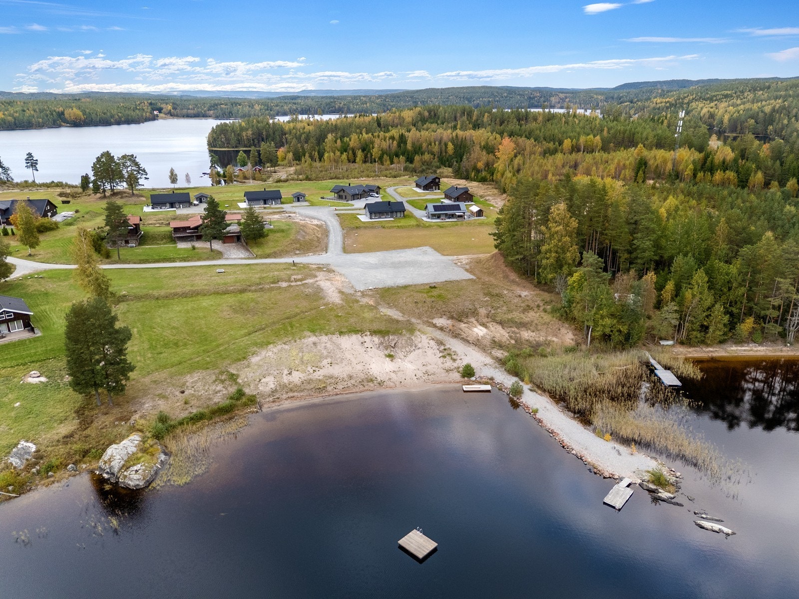 Området har en idyllisk beliggenhet med gode muligheter for blant annet tur, bading og fiske. Galleribilde