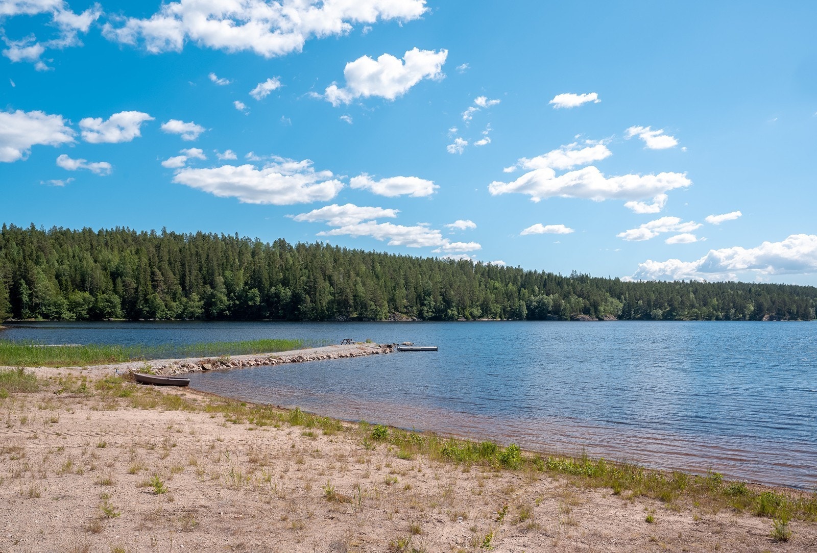 Mjermen og nabovannet Setten innbyr til båtliv, bading og fiske i sommerhalvåret, og på sommeren arrangeres Mjermen Hytteparks båtrebus. Galleribilde