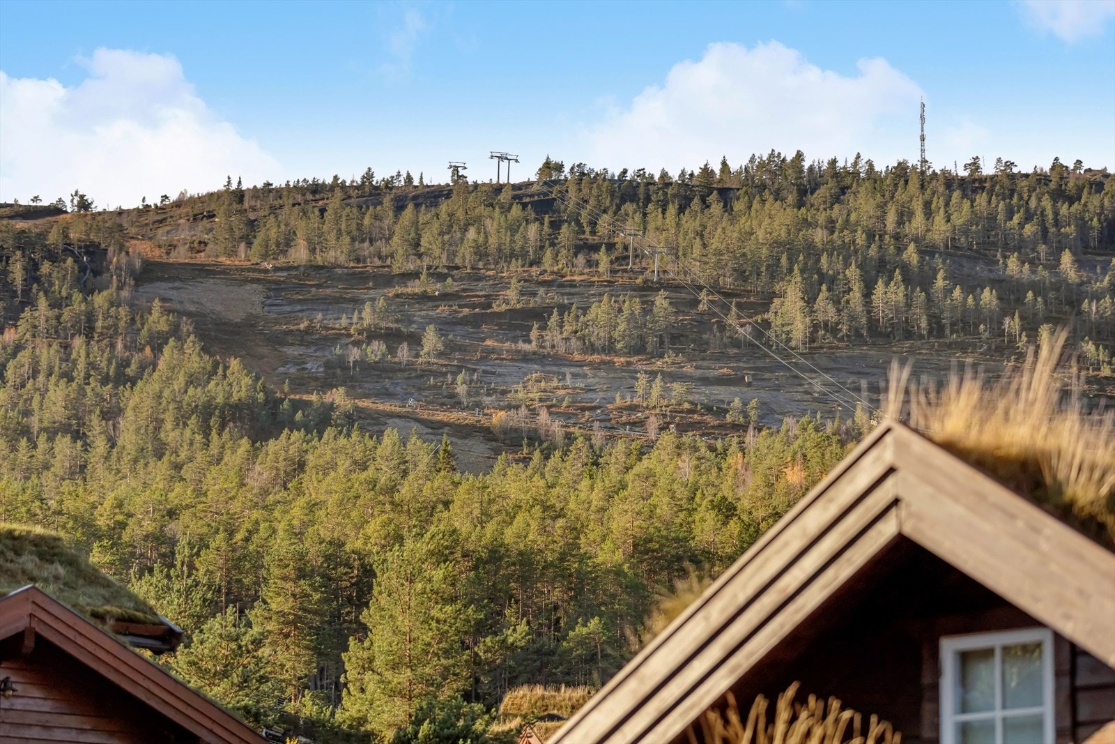 Vrådal er en helårsdestinasjon hvor alpin er hovedattraksjon vinterstid. Sommerstid, er det golf og båt/sjøliv som gjelder. Galleribilde