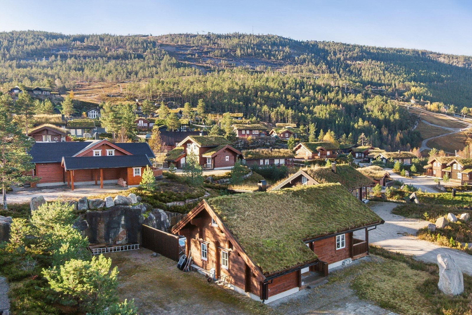 I bakkant ser du løypenettet og stolheisen. Anlegget har snøkanoner og nedfartene er varierte og fine. Normalt varer skisesongen til over påske! Galleribilde