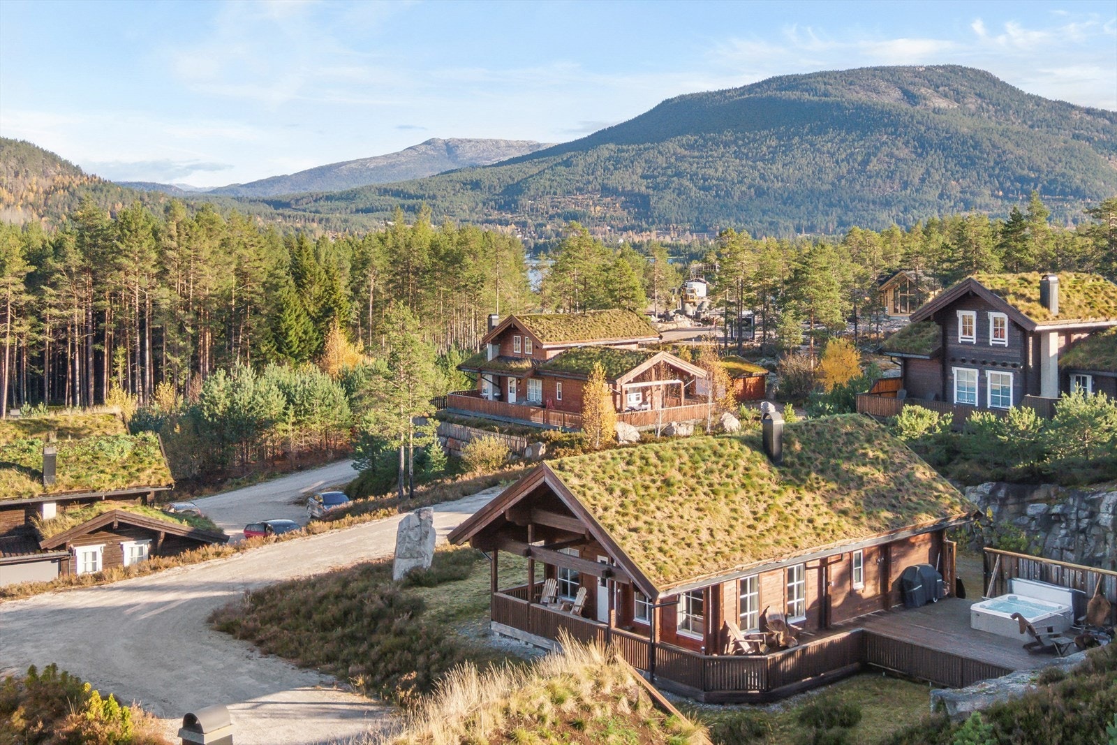 Hytta har en meget god beliggenhet på Rådyrtoppen. Sjekk ut den store terrassen med jacuzzi! Ekstra gode parkeringsmuligheter på egen tomt! Galleribilde