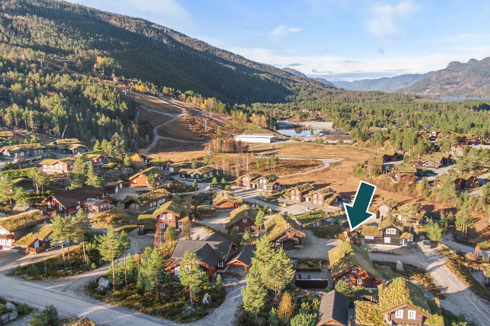 DNB Eiendom v/ Veronika Bjønnes har gleden av å presentere en familievennlig hytte i umiddelbar nærhet til alpinanlegget. Supert uteområde med jacuzzi og masse sol! Galleribilde