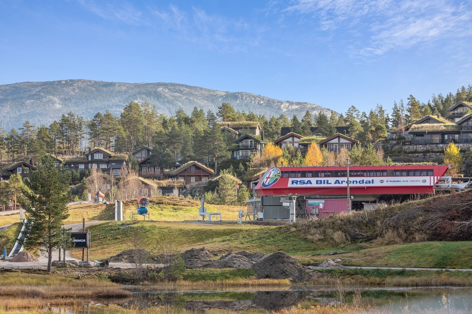 Vrådal Panorama byr på skiglede for alle! Skileikområde for de aller minste og flere nedfarter med varierende vanskelighetsgrad. Puben byr på afterski med god stemning i høysesongen. Kafèen byr på lunsj og lokale råvarer i restauranten. Galleribilde