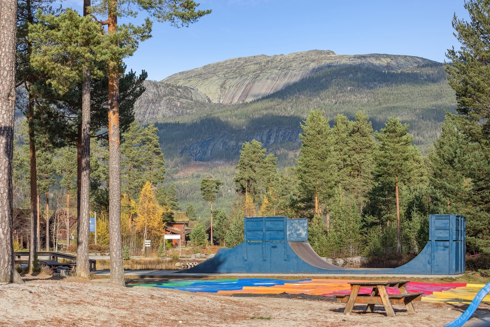 Lekeplassen er der barna blir kjent og vennskap kan pleies helg etter helg!. Hoppepute, skatebane, lekeapparater og fotballøkke er noe nærområdet kan by på. Galleribilde