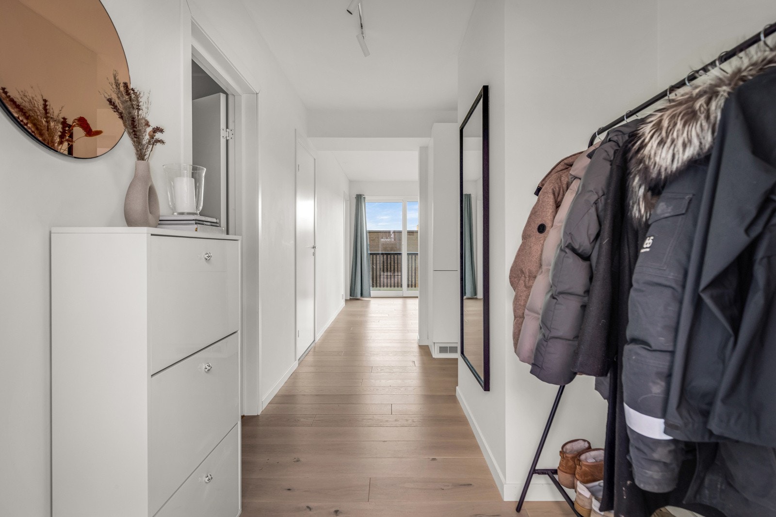 Entré/gang med plass til å henge fra seg ytterklær. Galleribilde