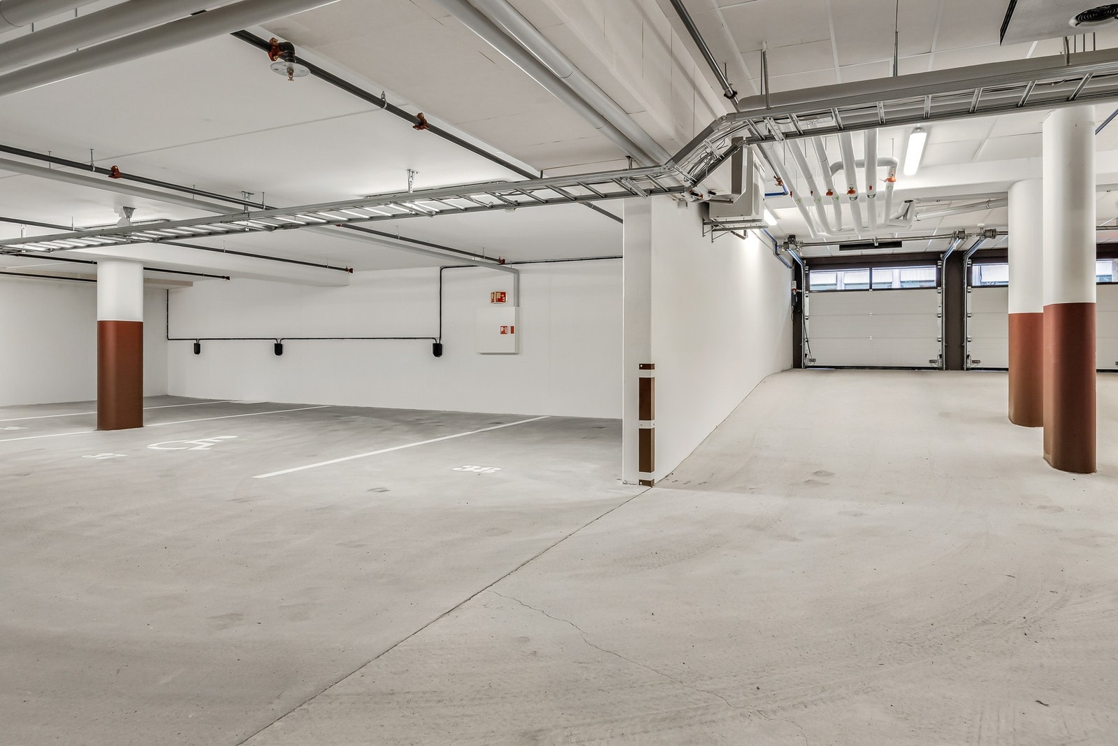 Garasjeplass - kan kjøpes av selger. Det er ikke mulig å kjøpe fra prosjektet på grunn av begrenset antall plasser. Plassen er ekstra bred og plassert nærme inngangen da det er en handikap-tilpasset plass (må vikes for normal plass dersom person med hand Galleribilde