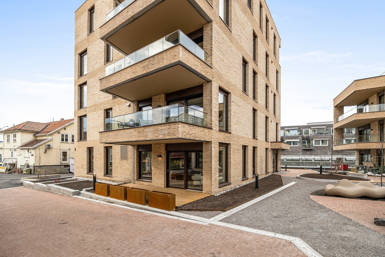 Røa Senter skimtes i bakgrunnen. Her finner du en rekke butikker og servicetilbud. Blant annet Meny, Baker Hansen, Mester Grønn, KID, Nille, Vita, Vitusapoteket, Annen etage, ARK, Musti, Lege, Tannlege m.fl. Galleribilde