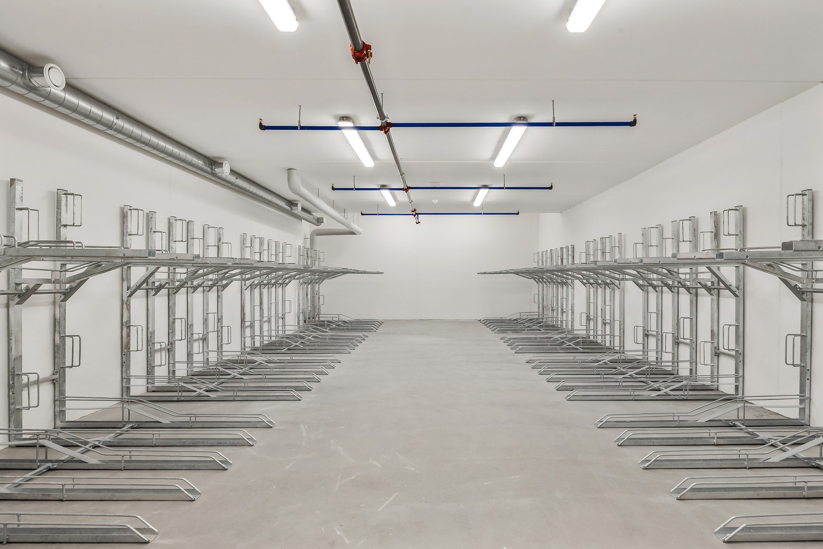 Sykkelparkering med plass til ca 2 sykler per leilighet. Det finnes også låsbart skap til å lade sykkelbatteriet. Galleribilde