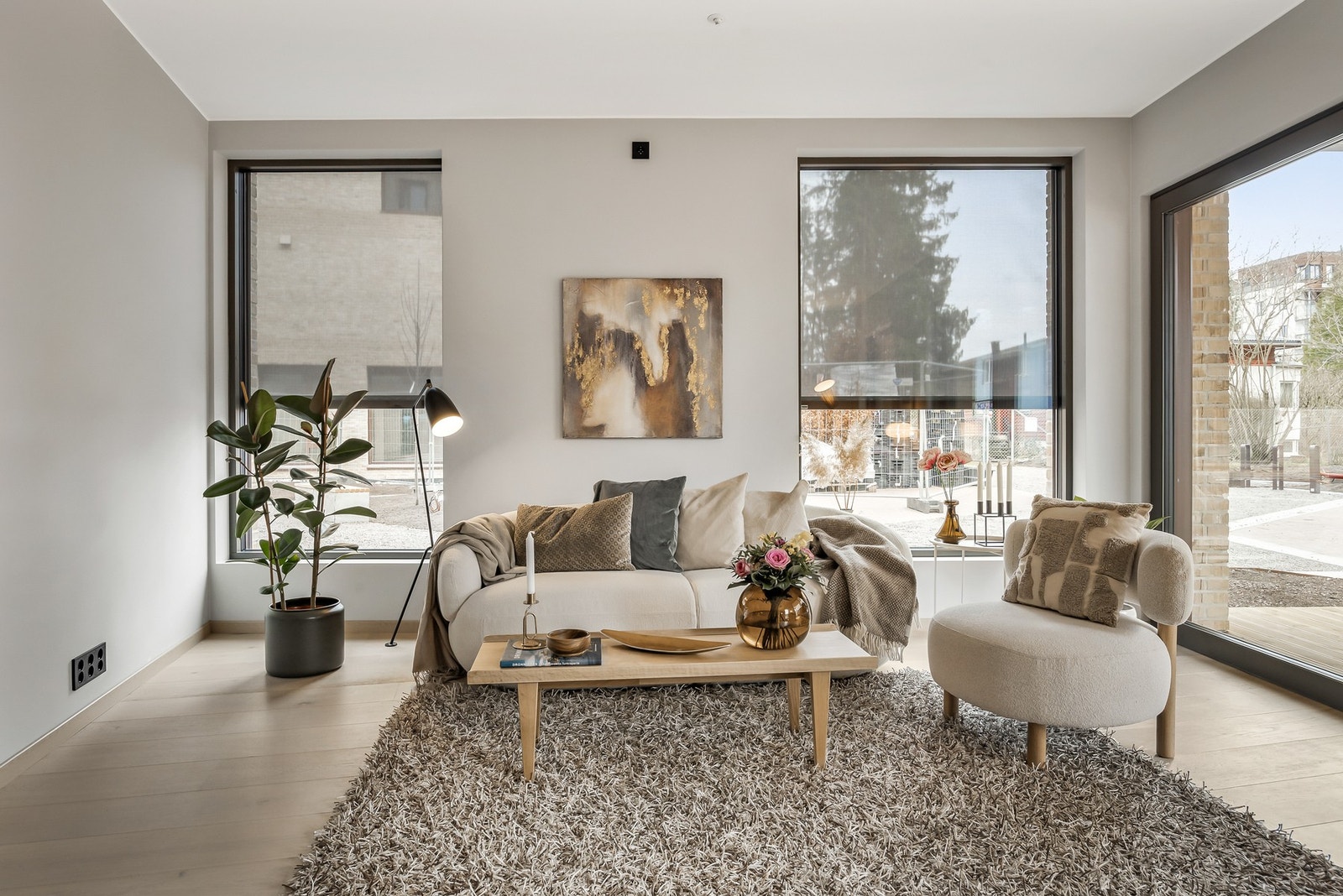 Utvendige screens som styres med bryter, skjermer for sol og innsyn mens man fortsatt får lys og kan se ut. Galleribilde