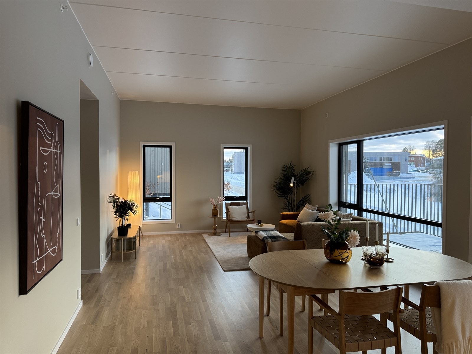 Leiligheten har et lyst og hyggelig stue/kjøkkenrom på hele 47 kvm. Ekstra takhøyde bidrar til følelsen av stort volum. Galleribilde