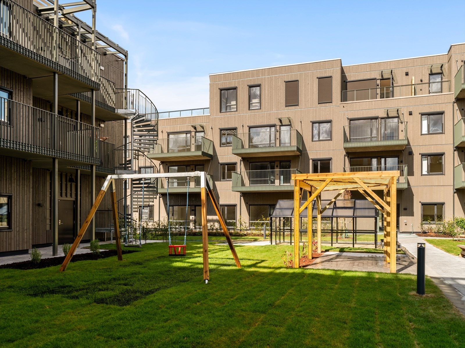 Pent opparbeidet gårdstun. Galleribilde