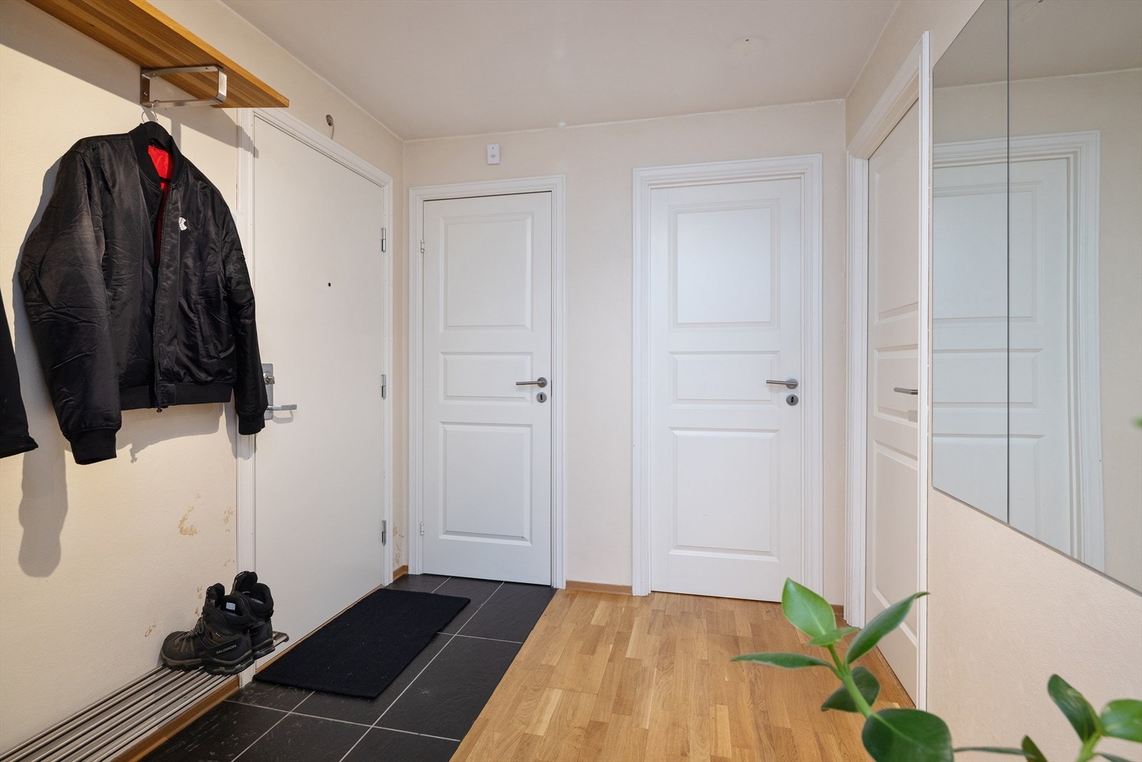Entré med plass til yttertøy og sko. Døren inn til leiligheten er en brann- og lyddør. Galleribilde