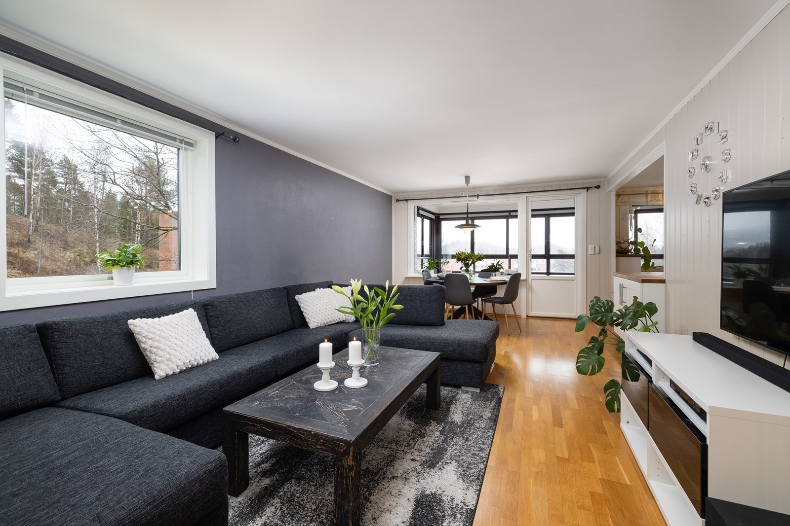 Romslig stue med parkett på gulvet og god plass til både sofagruppe og spisebord. Foto Morten Norman Larsen Galleribilde