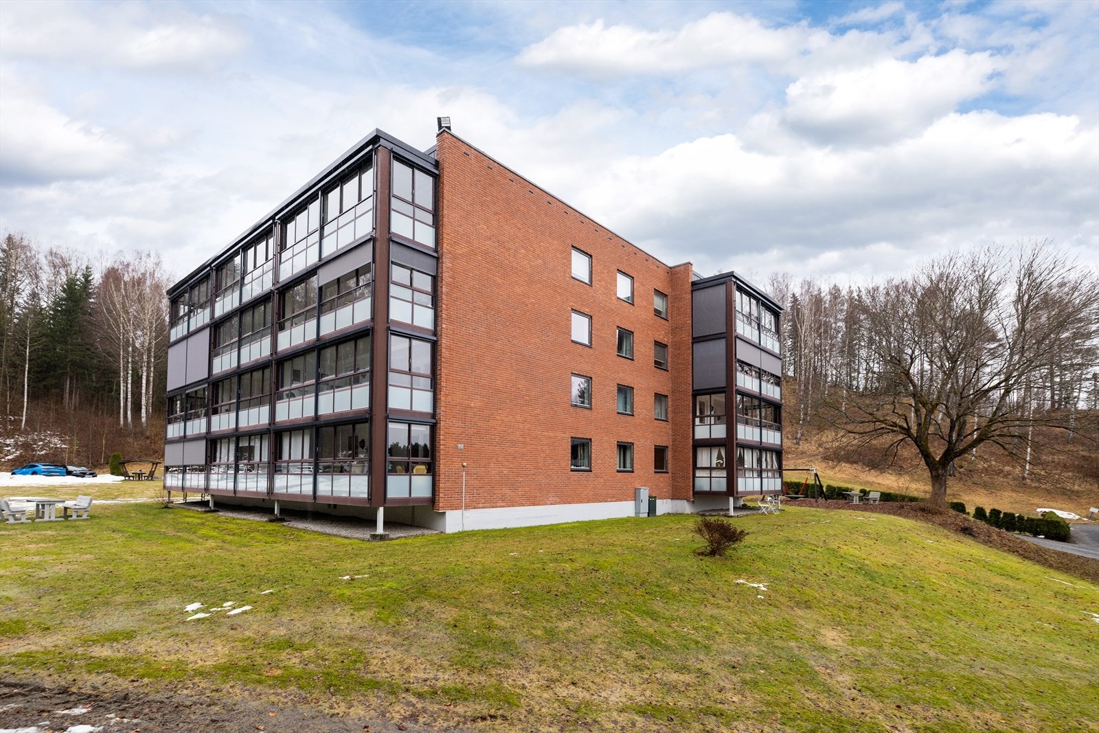 Bygget er oppført i 1975 med solide fasader i teglstein og betong. Galleribilde