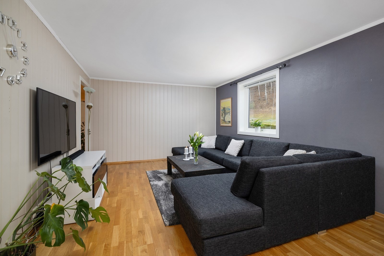 Vegger med en kombinasjon av tapet og panelplater gir rommet karakter. Galleribilde