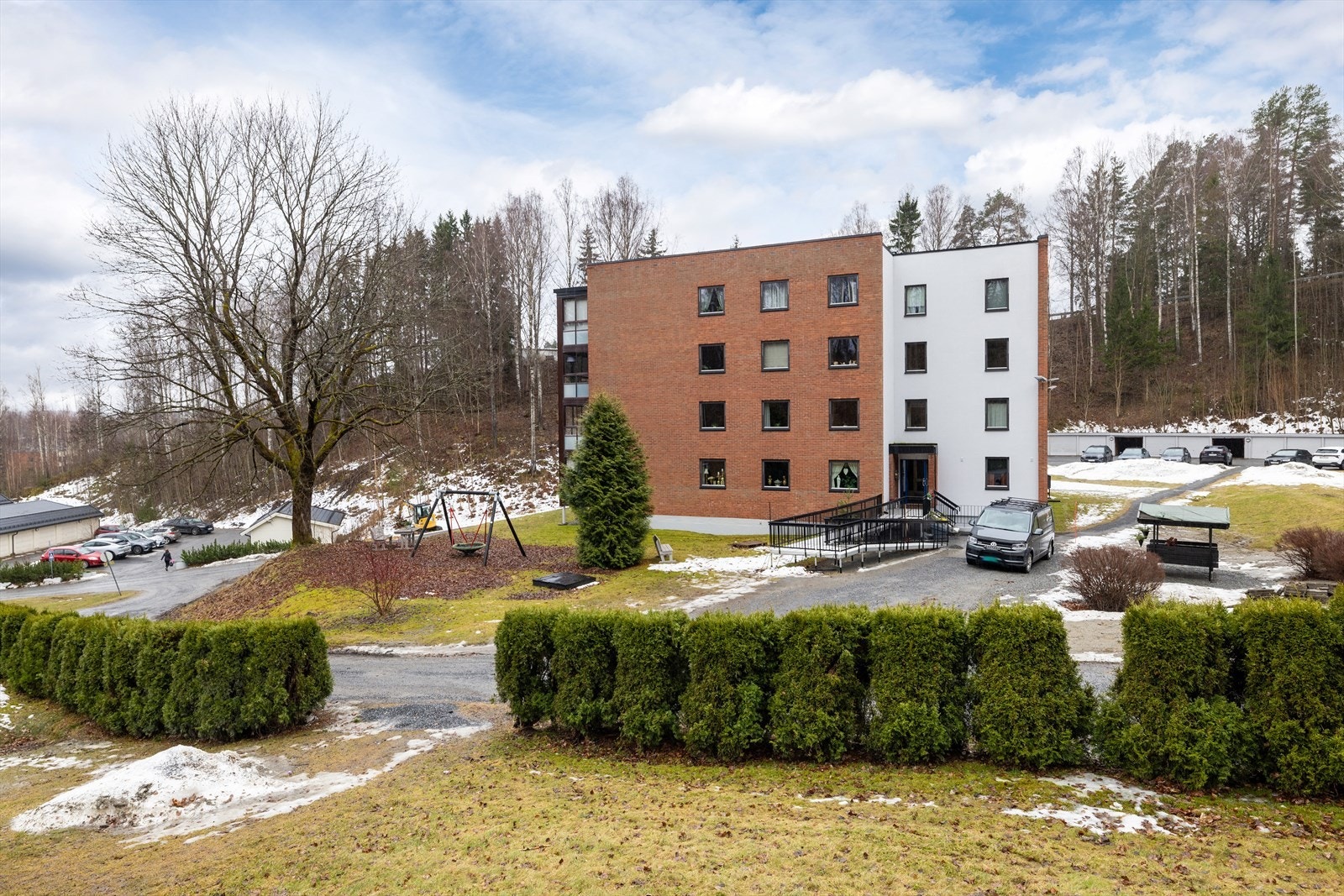 Morgenbøen borettslag består av 53 andeler fordelt på tre boligblokker. Garasjeplass tildeles etter ansiennitet. Galleribilde