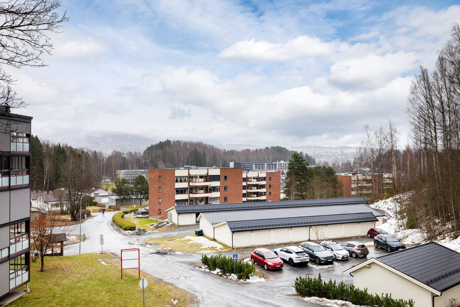 Leiligheten ligger i et rolig og etablert boområde med nærhet til Hovsmarka, som byr på fine tur- og treningsmuligheter. Galleribilde