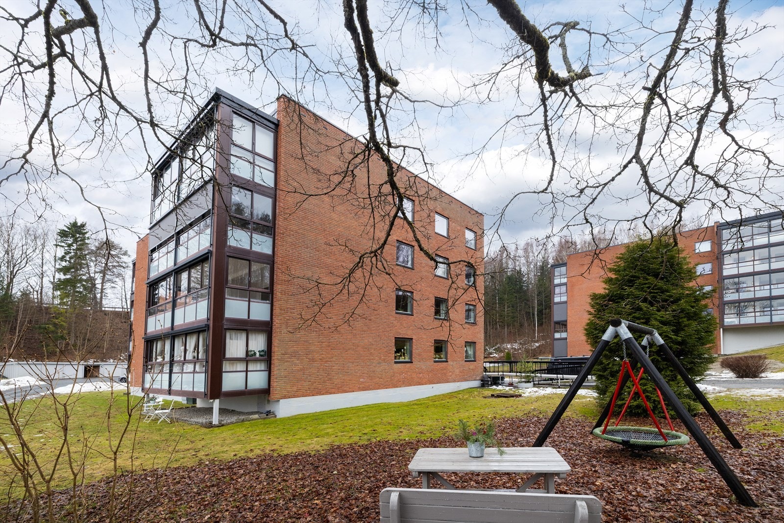 Borettslaget har opparbeidede grøntarealer med blant annet lekeplass. Galleribilde