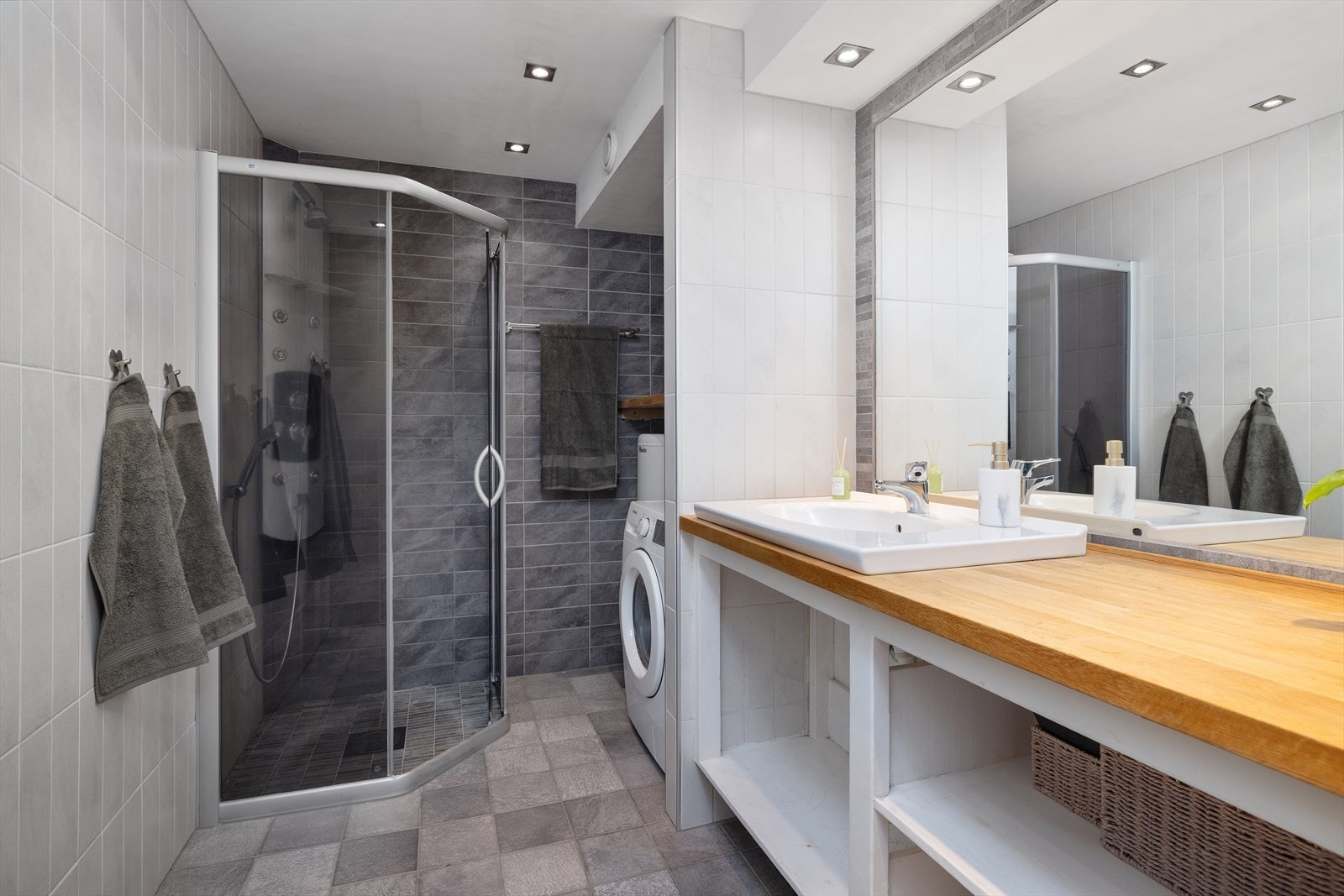 Badet ble oppgradert i 2008 og har flislagte overflater, elektrisk gulvvarme og mekanisk avtrekk. Galleribilde