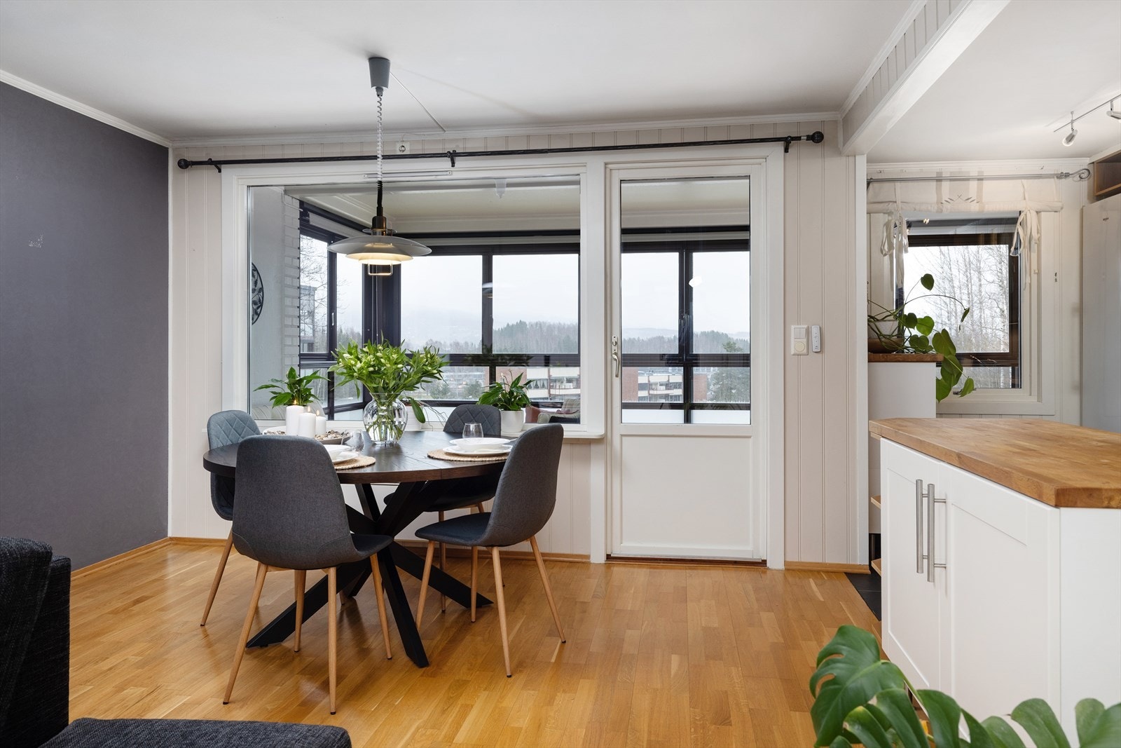 Fra stuen er det utgang til den innglassede balkongen via en terrassedør med 2-lags isolerglass fra 1999. Galleribilde