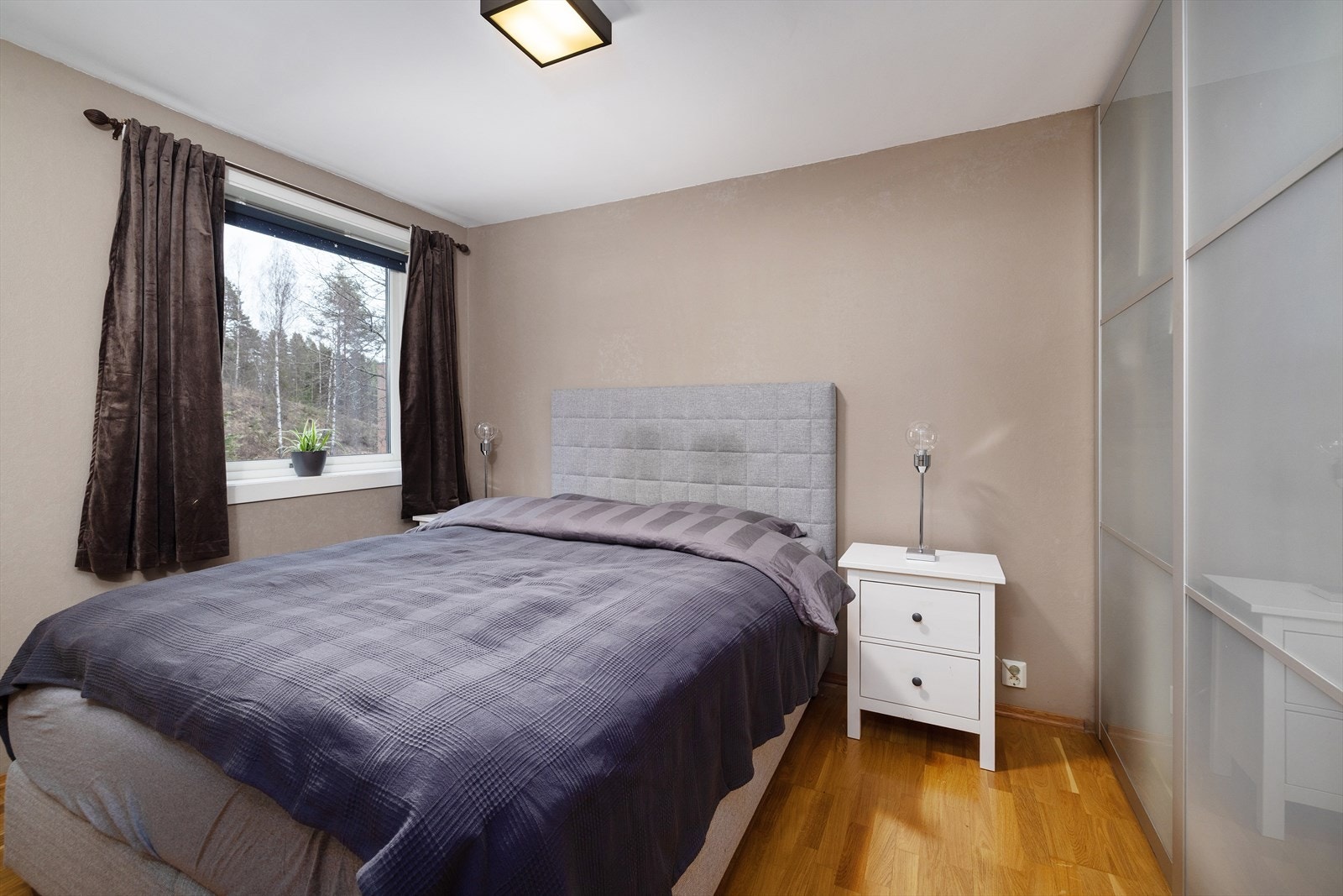 Hovedsoverommet har god plass til dobbeltseng og garderobeløsning. Galleribilde
