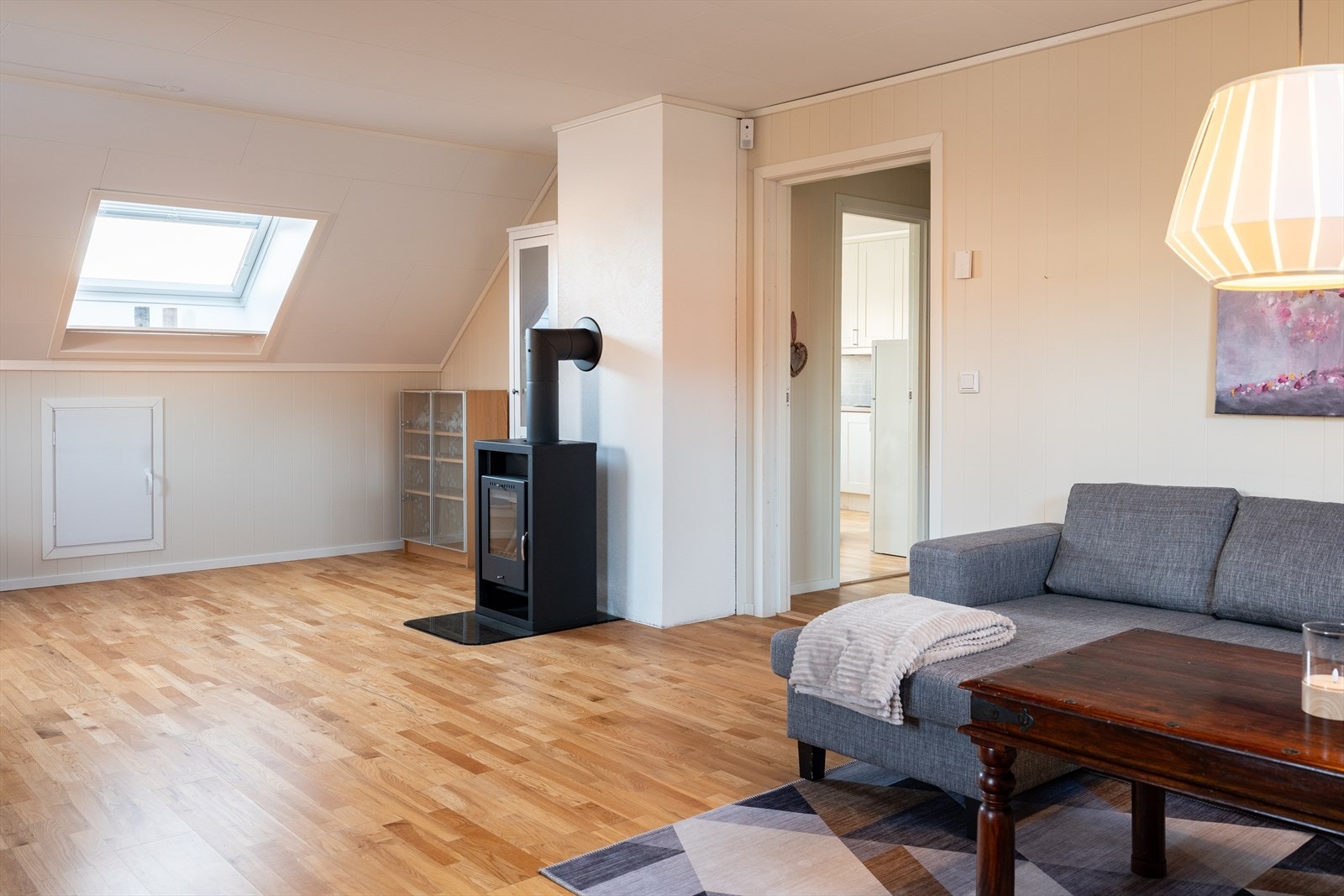 I stuen er det også mulighet for å benytte seg av vedfyring i peis etter søknad til brannvesenet. Galleribilde