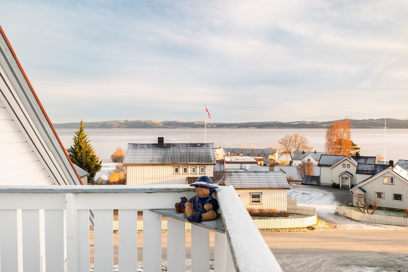 En romslig og moderne 4-roms selveier i hjertet av idylliske Leksvik. Galleribilde