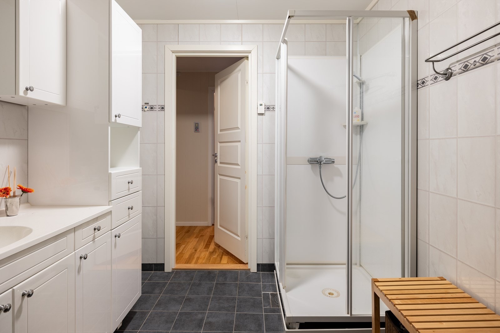 Badet varmes opp via behagelig gulvvarme og takstmann har har TG1 på alle overflater, innredning og ventilasjon. Galleribilde