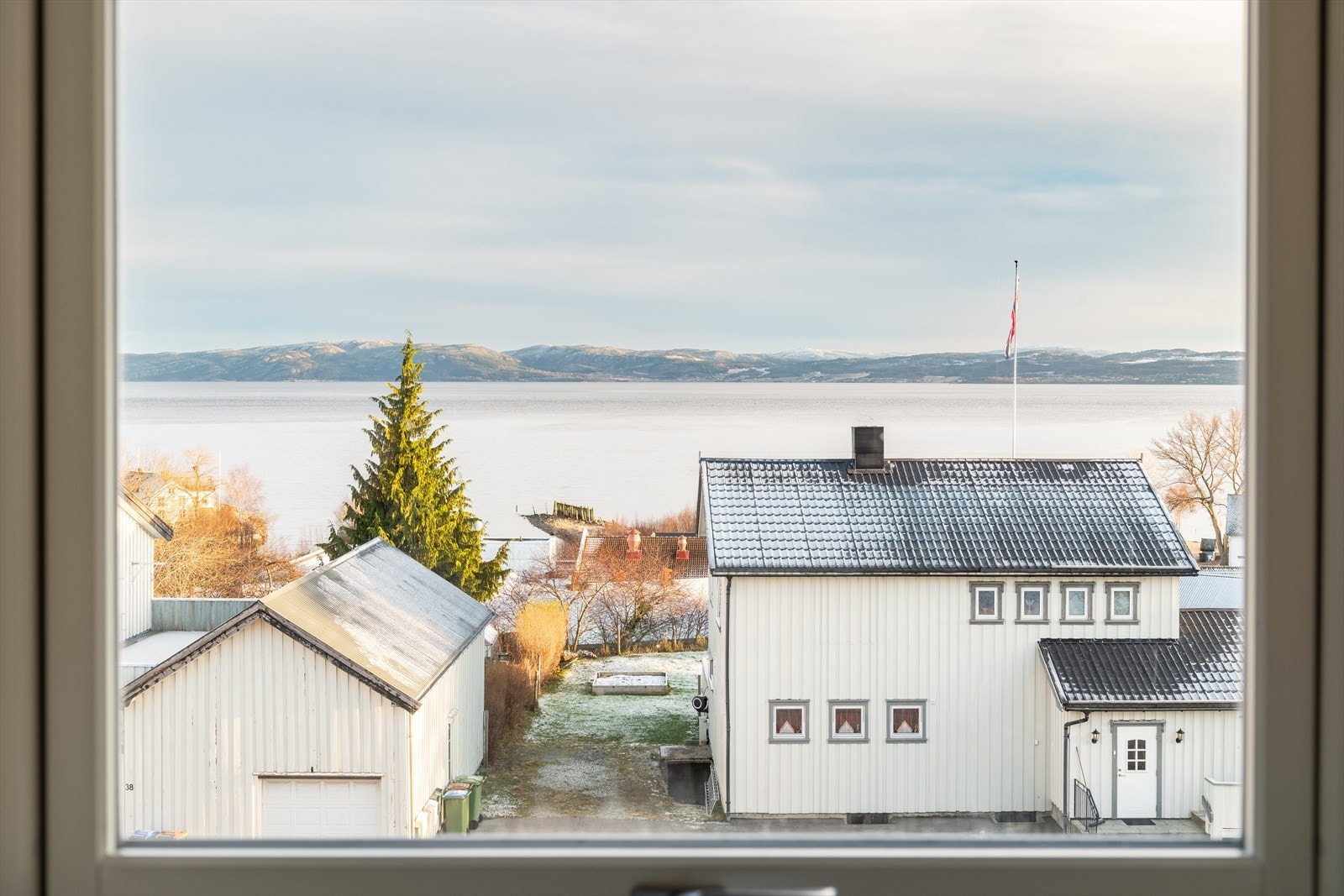 Fra kjøkkenvinduet nyter du herlig utsikt mot Trondheimsfjorden. Galleribilde