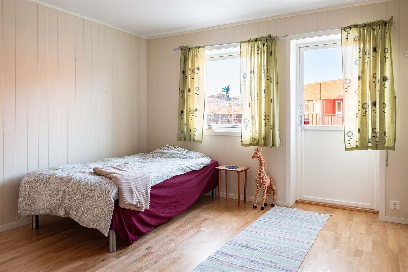 Hovedsoverommet er på hele 17,5m² og byr på rikelig med oppbevaringsplass i garderobeskap. Her får du også behagelig gulvvarme. Galleribilde