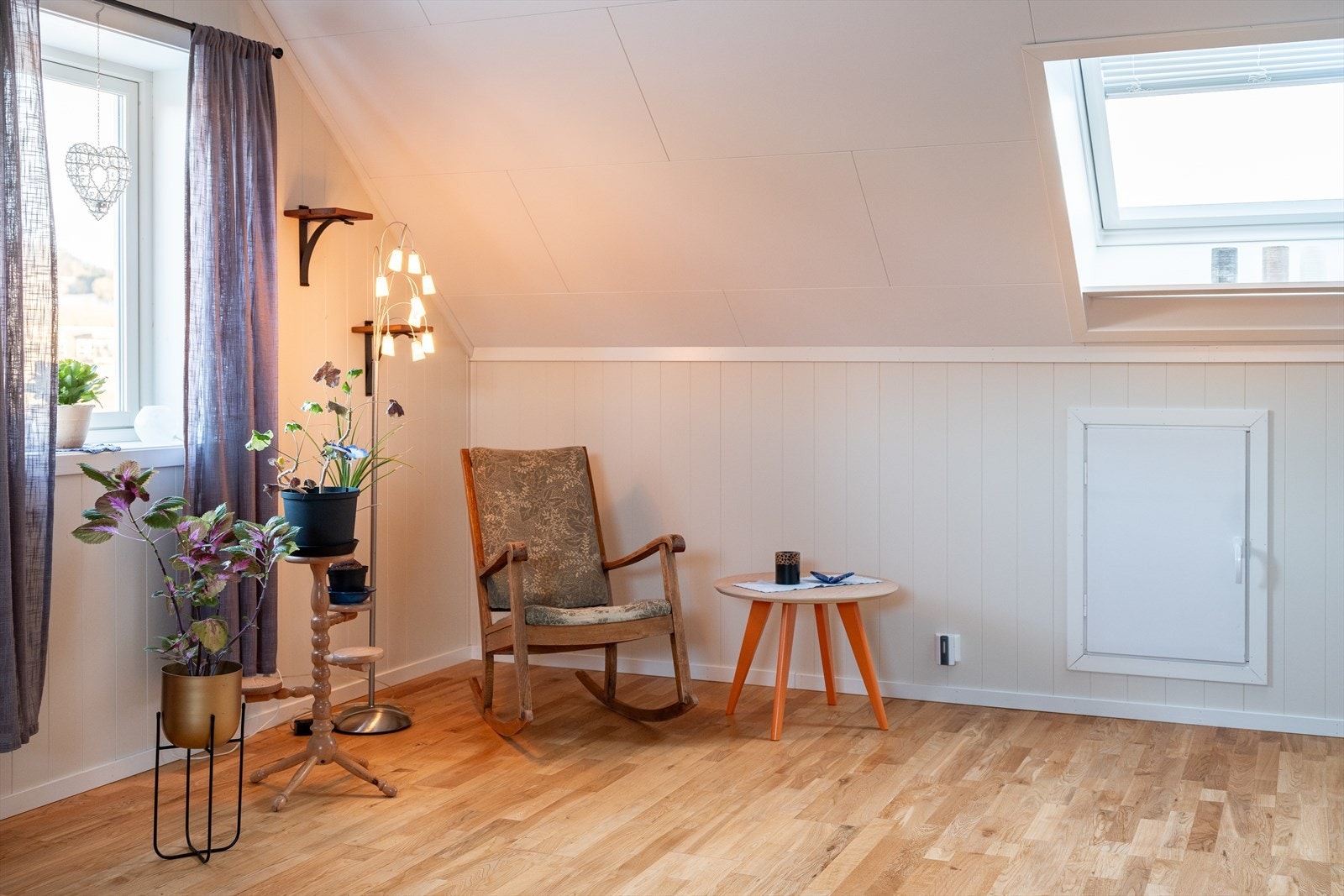 Leilgheten byr på rikelig oppbevaringsmuligheter i kneloft på begge sider av stuen, samt på hver av de to minste soverommene. Galleribilde