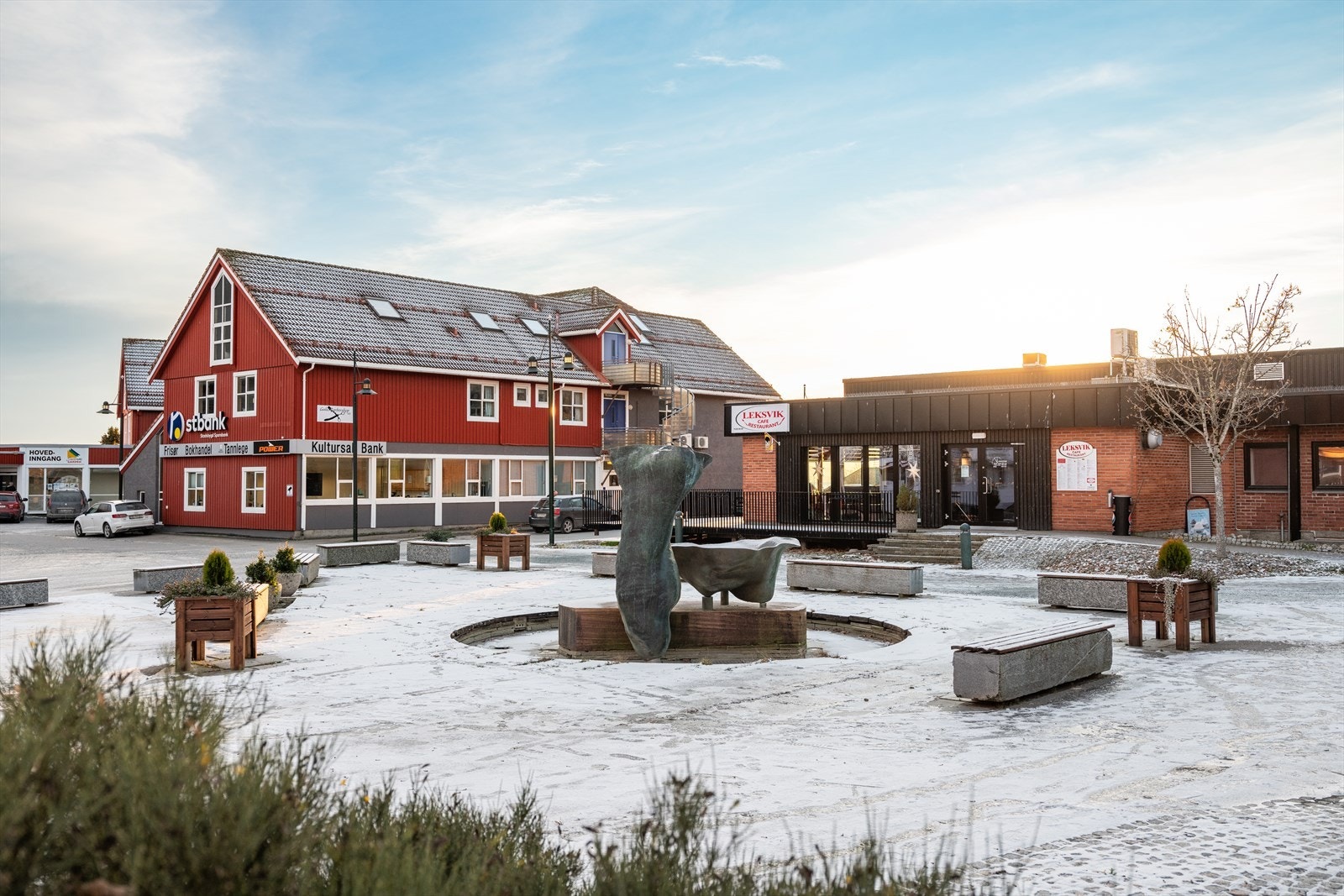Nærområdet byr på "alt" man trenger o hverdagen, her har du gangavstand til café, dagligvare, elektronikkforhandler, skoler og barnehager. Galleribilde
