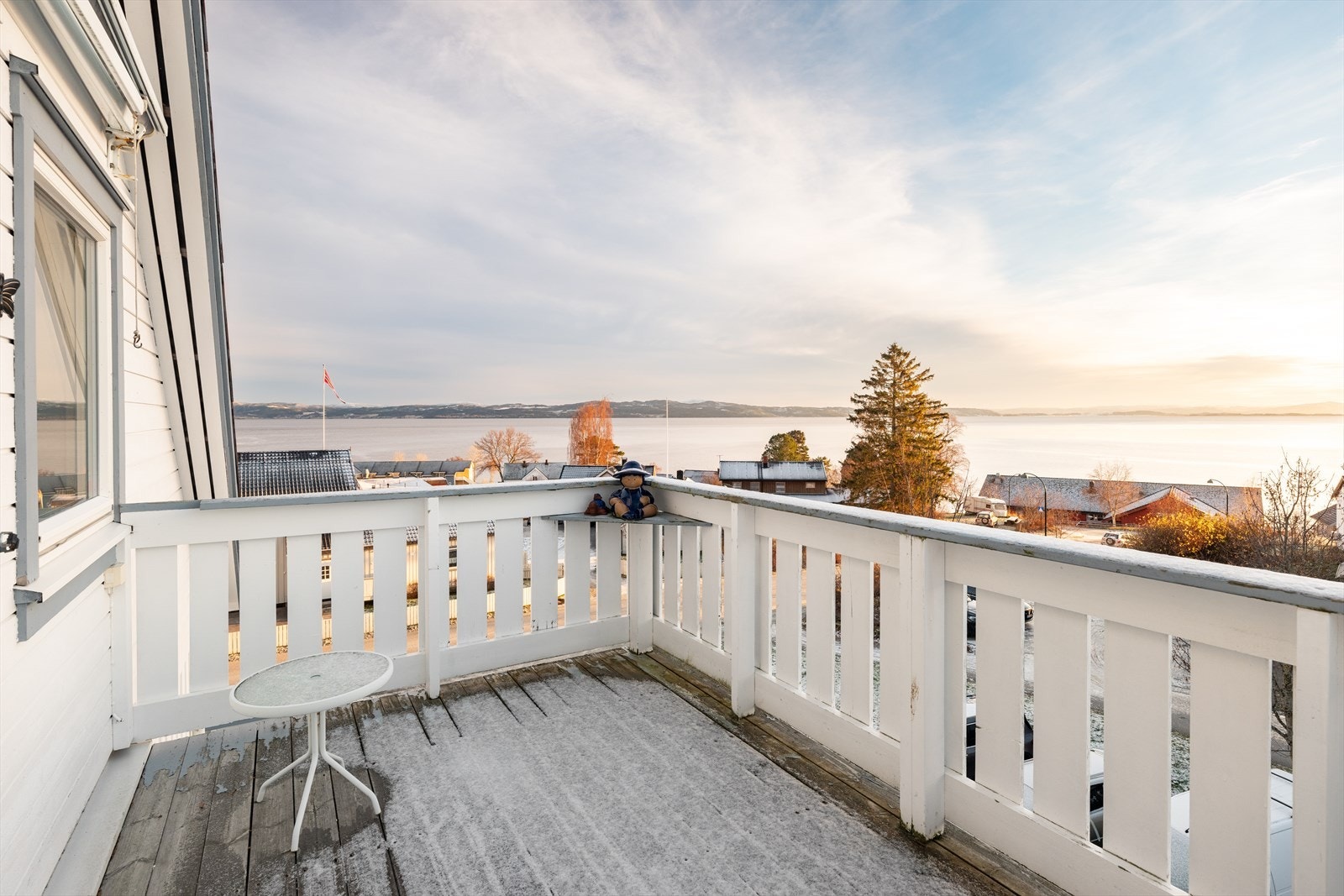 Fra leilighetens balkong ved inngangspartiet har du en nydelig utsikt utover Trondheimsfjorden og Frostlandet, i tillegg til svært gode solforhold. Galleribilde