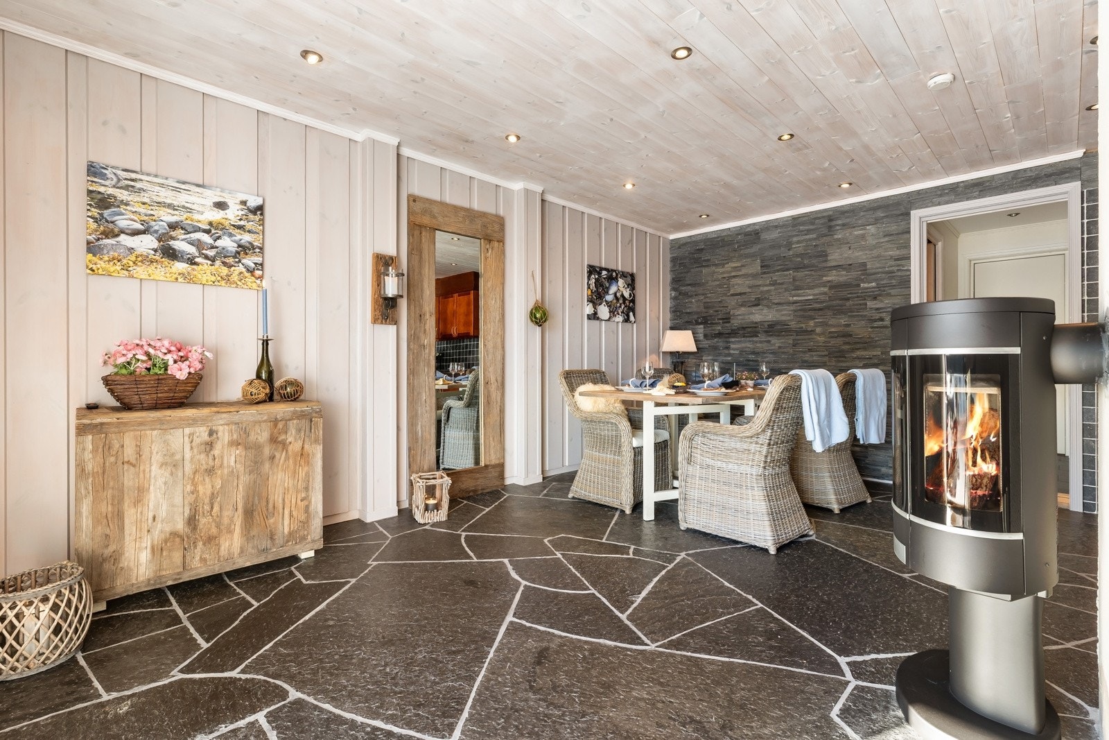 Stuen har en deilig vedovn som varmer godt på kalde dager. Galleribilde