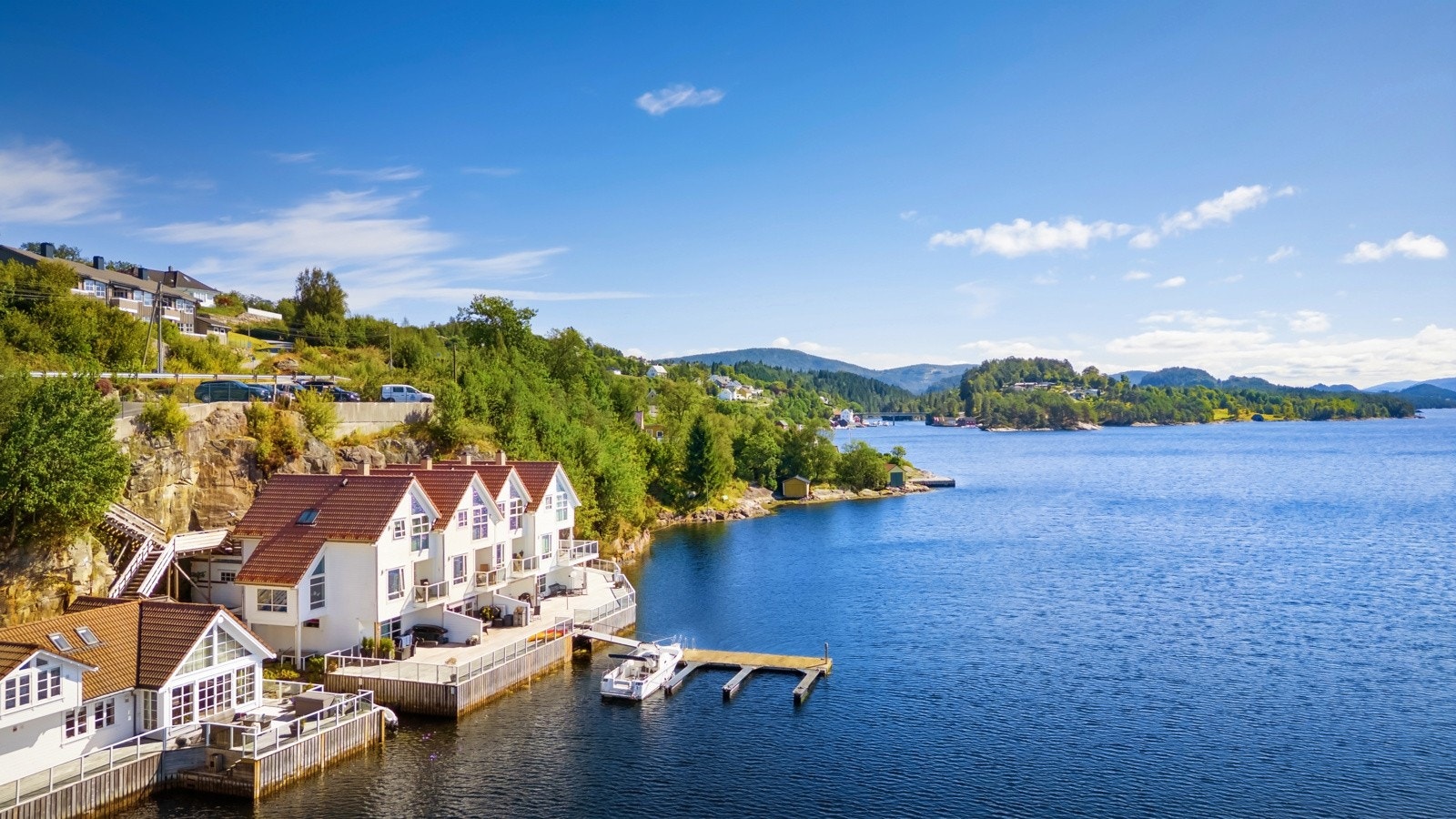 Her bor du i et rolig og barnevennlig område, med vakker natur rett utenfor døren og kort vei til daglige servicetilbud. Galleribilde